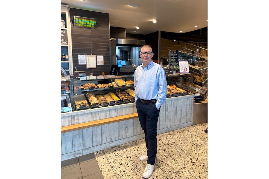 EDEKA-Kaufmann Jürgen Rataj steht vor der Bäckerei seines neuen Marktes.