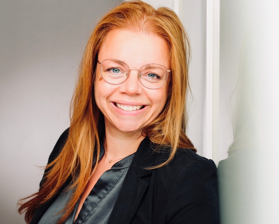 Portraitfoto von Tanja Rehfeld. Sie lächelt in die Kamera