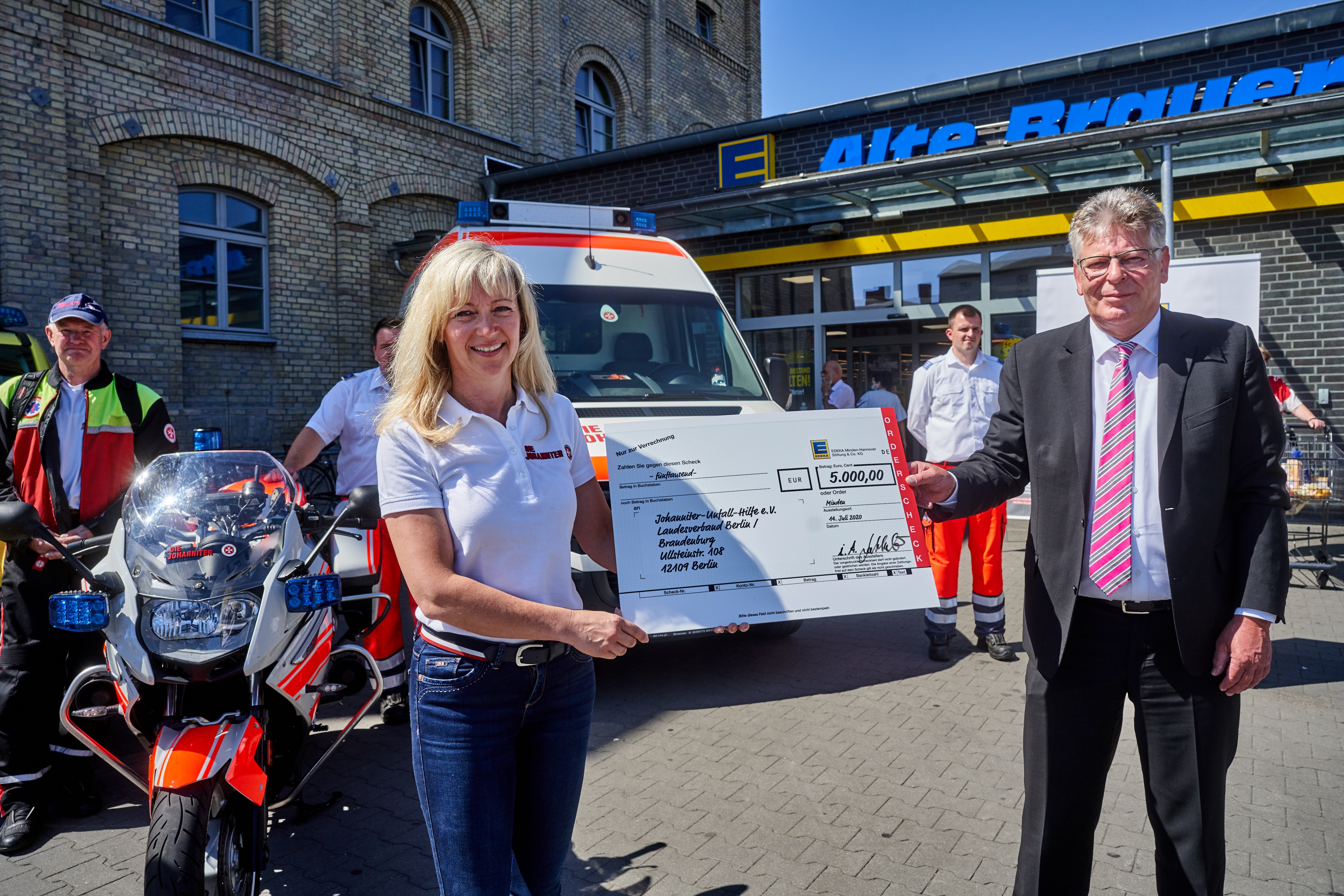 Spendenübergabe_EDEKA Minden-Hannover Stiftung_Johanniter e.V.