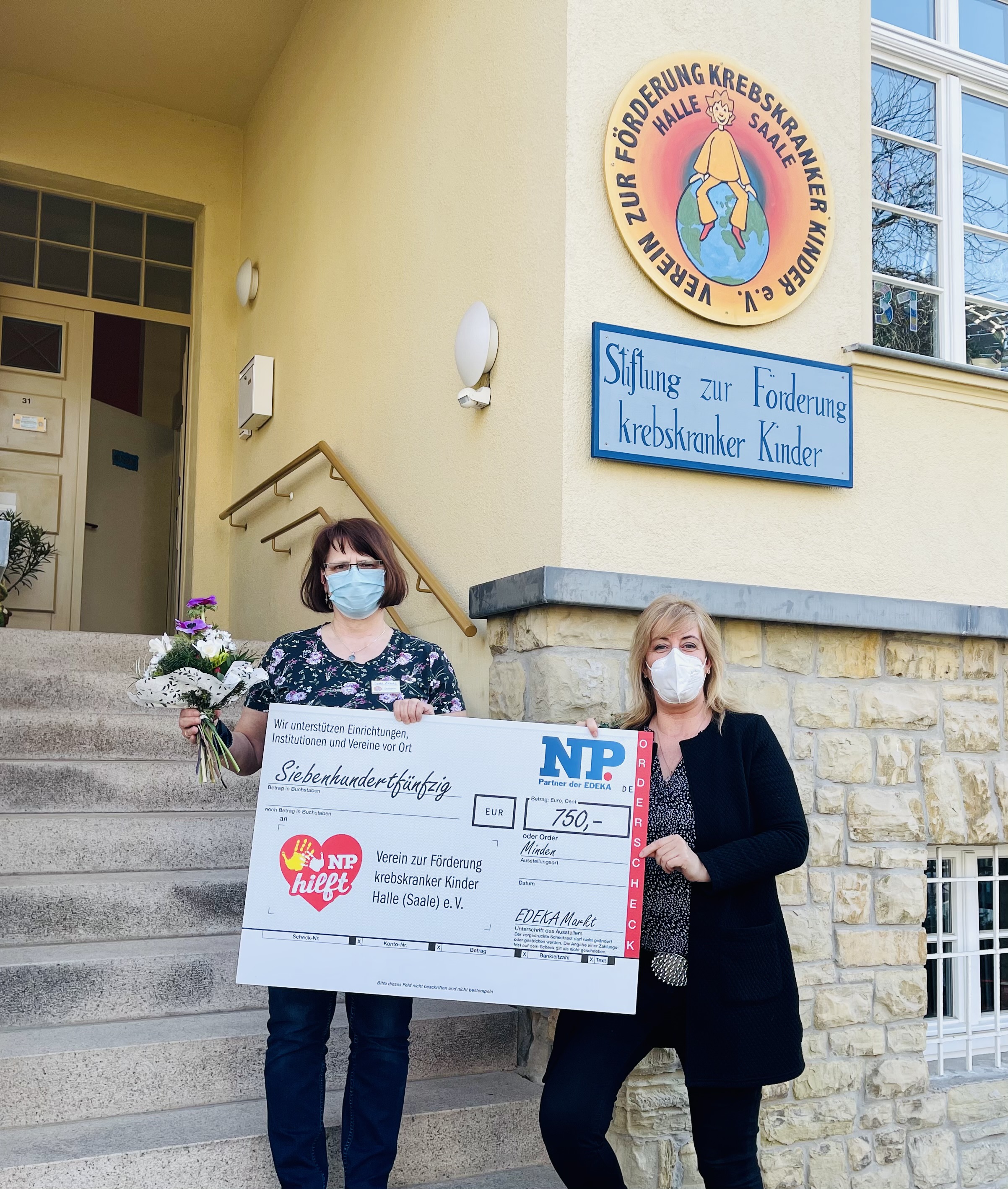 Spendenübergabe am Vereinshaus_Verein zur Förderung krebskranker Kinder Halle (Saale) e.V.