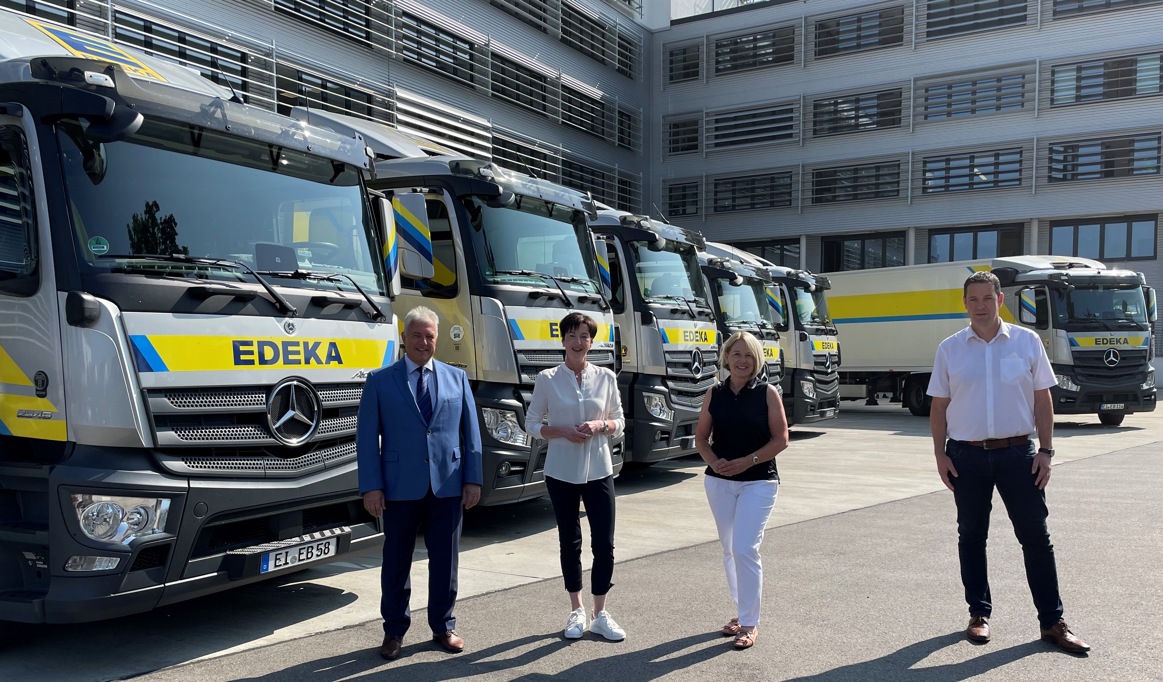 16 EDEKA-LKWs vollgepackt mit Spenden.