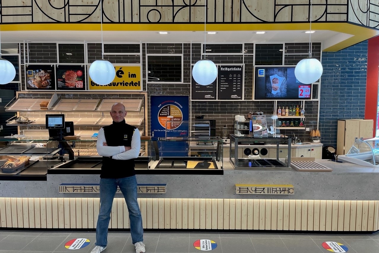 Inhaber Ingo Pollmer vor dem Café im Bauhausviertel