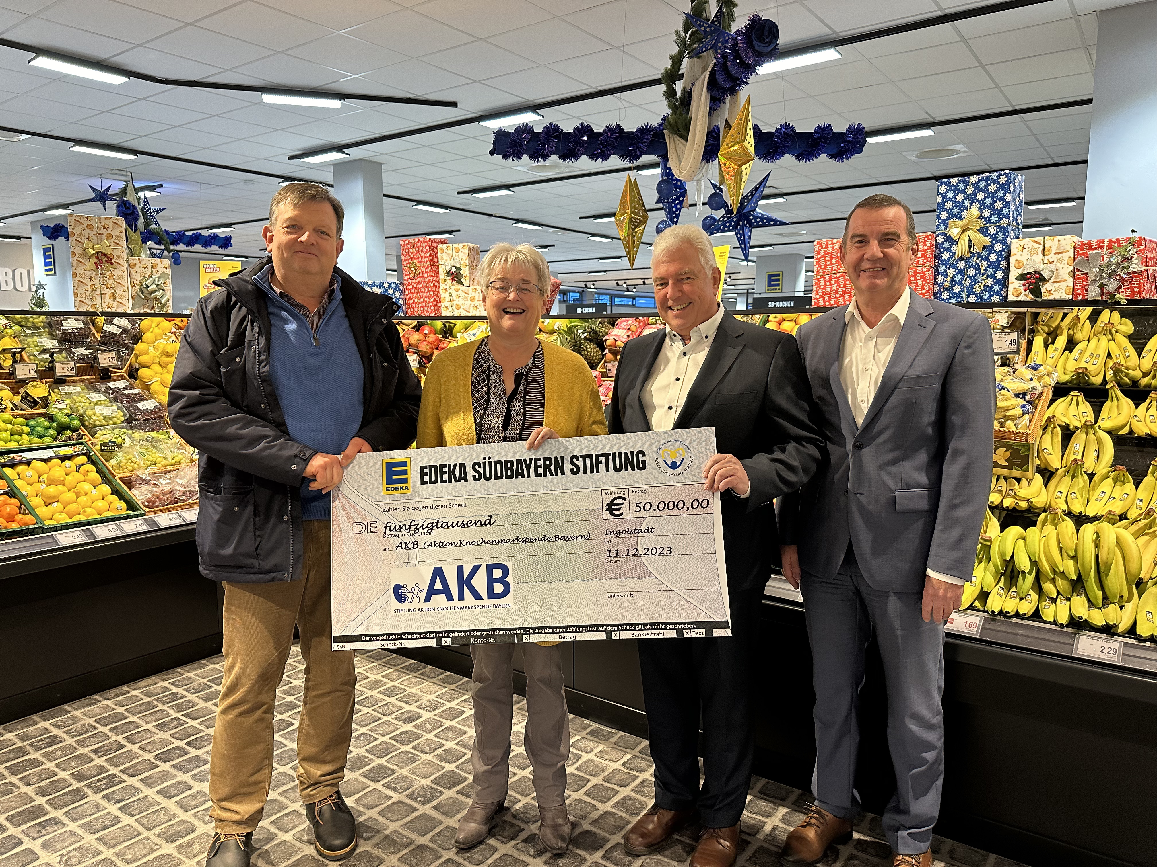 Spendenübergabe der EDEKA Südbayern Stiftung an die Aktion Knochenmarkspende Bayern.