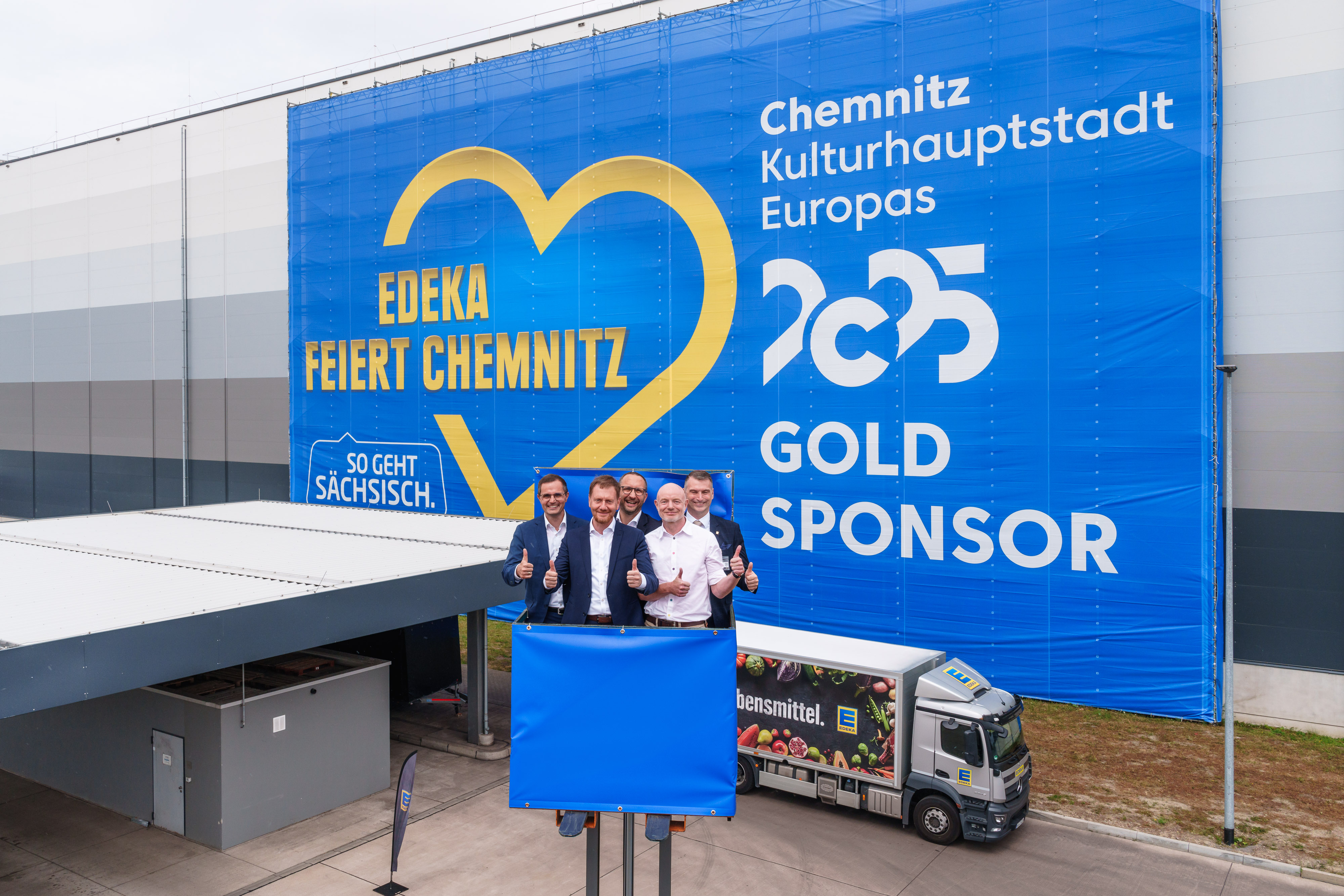 Banner am Lager vom Gold Sponsor Kulturhauptstadt Chemnitz 2025