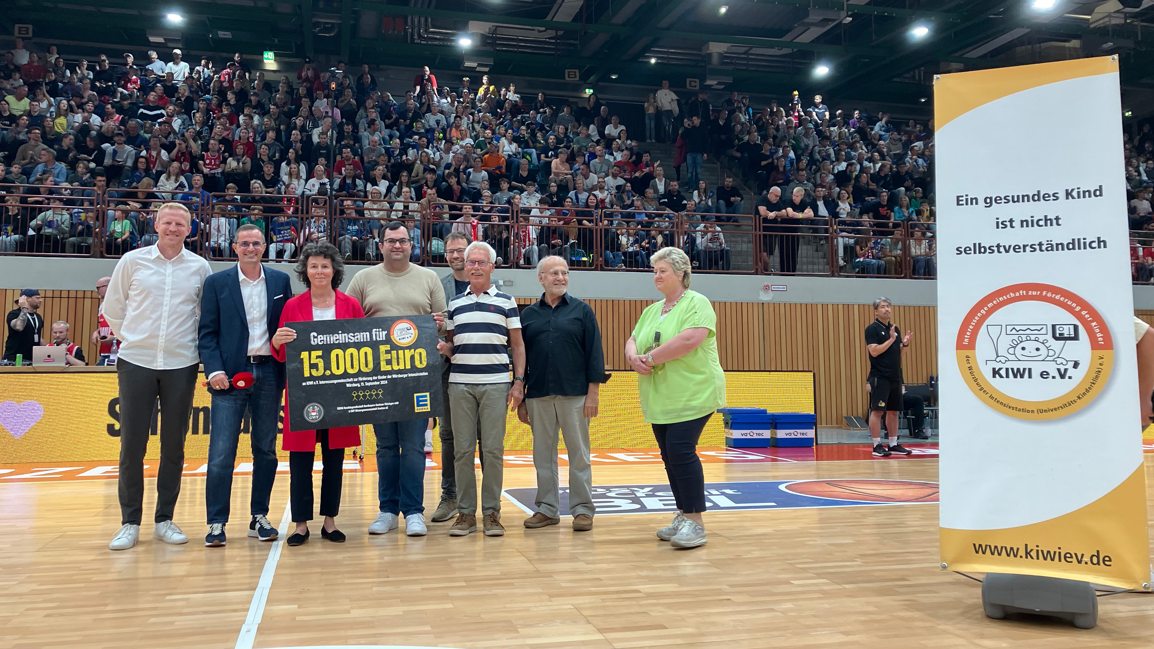 Gruppenbild auf Basketballfeld von Spendenübergabe von Edeka an Kiwi e.V.