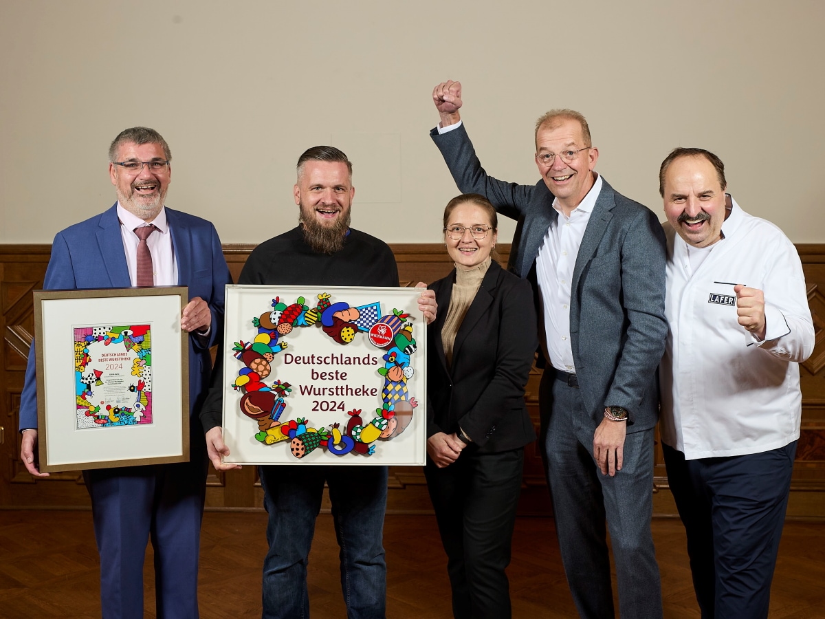 5 Personen, alle strahlen, 2 halten je eine Urkunde mit der Aufschrift: Deutschlands beste Wursttheke 2024