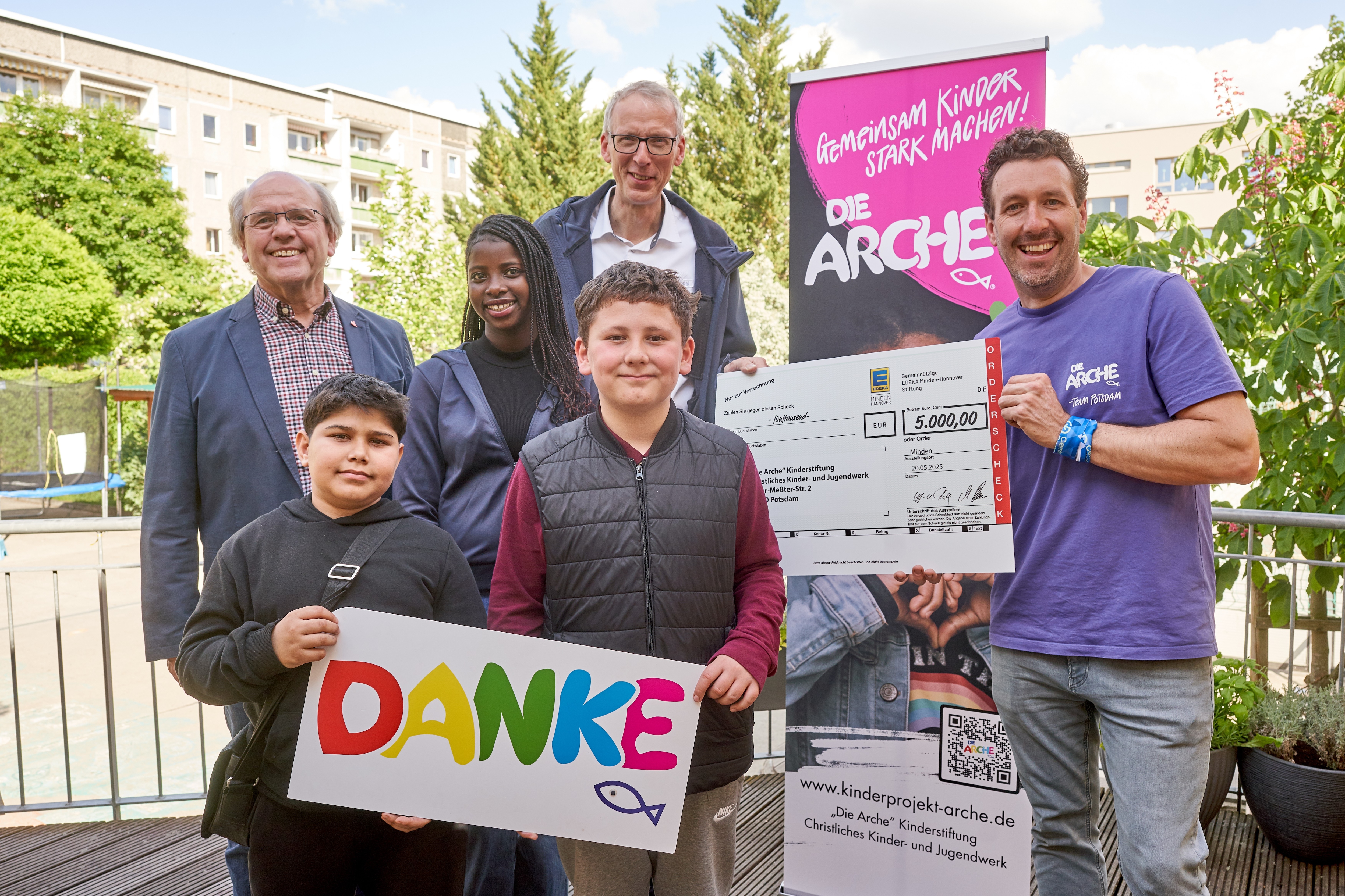 Übergabe des Spendenschecks an die ARCHE Potsdam