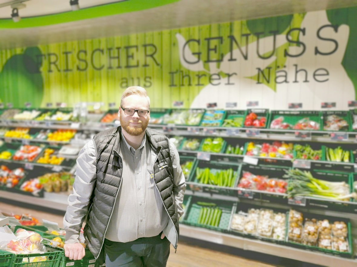 Mike Gruner steht in der Obst- und Gemüseabteilung seines Marktes.