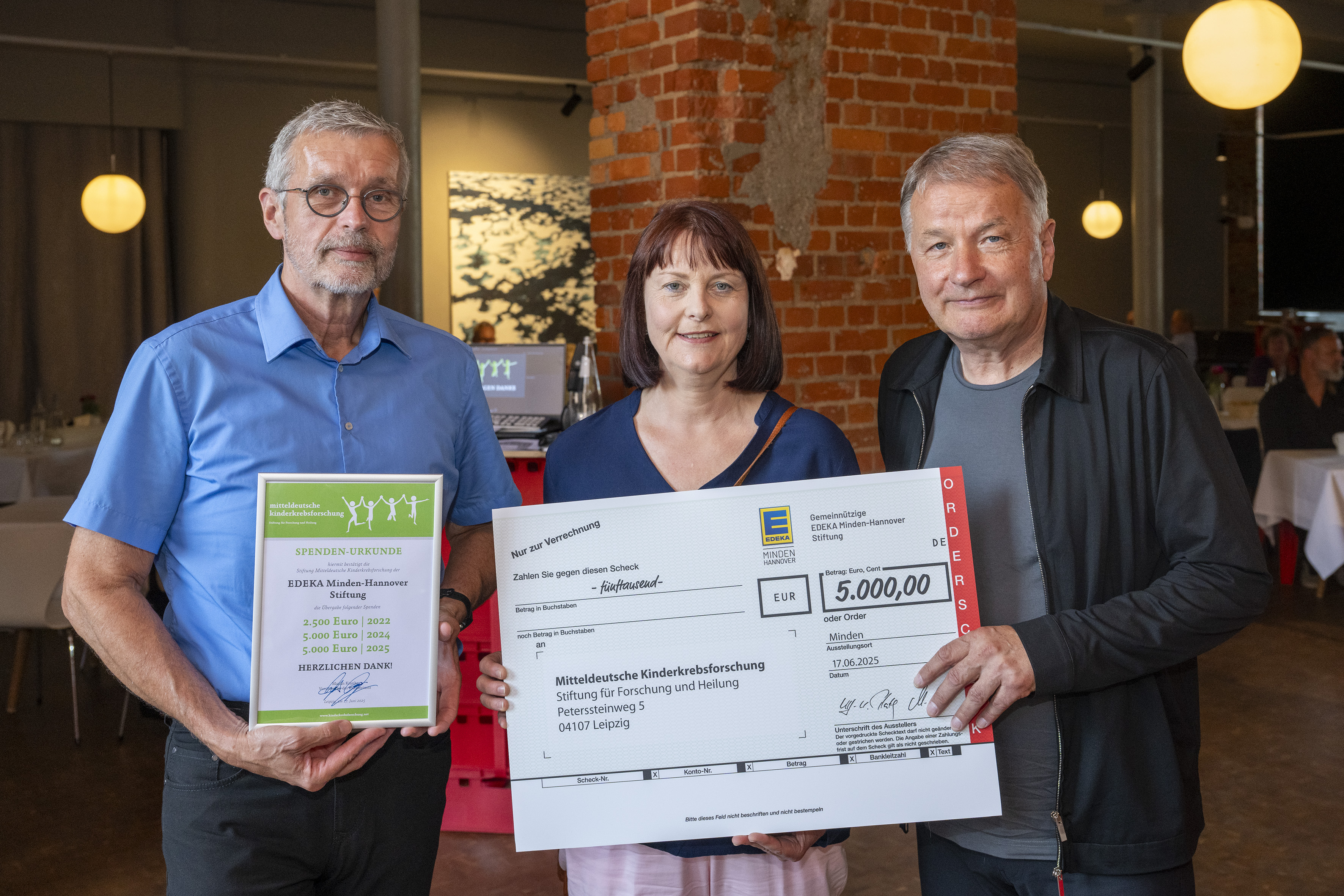 EDEKA-Stiftungsbotschafter überreichen den Spendenscheck an die Mitteldeutsche Kinderkrebsforschung. 