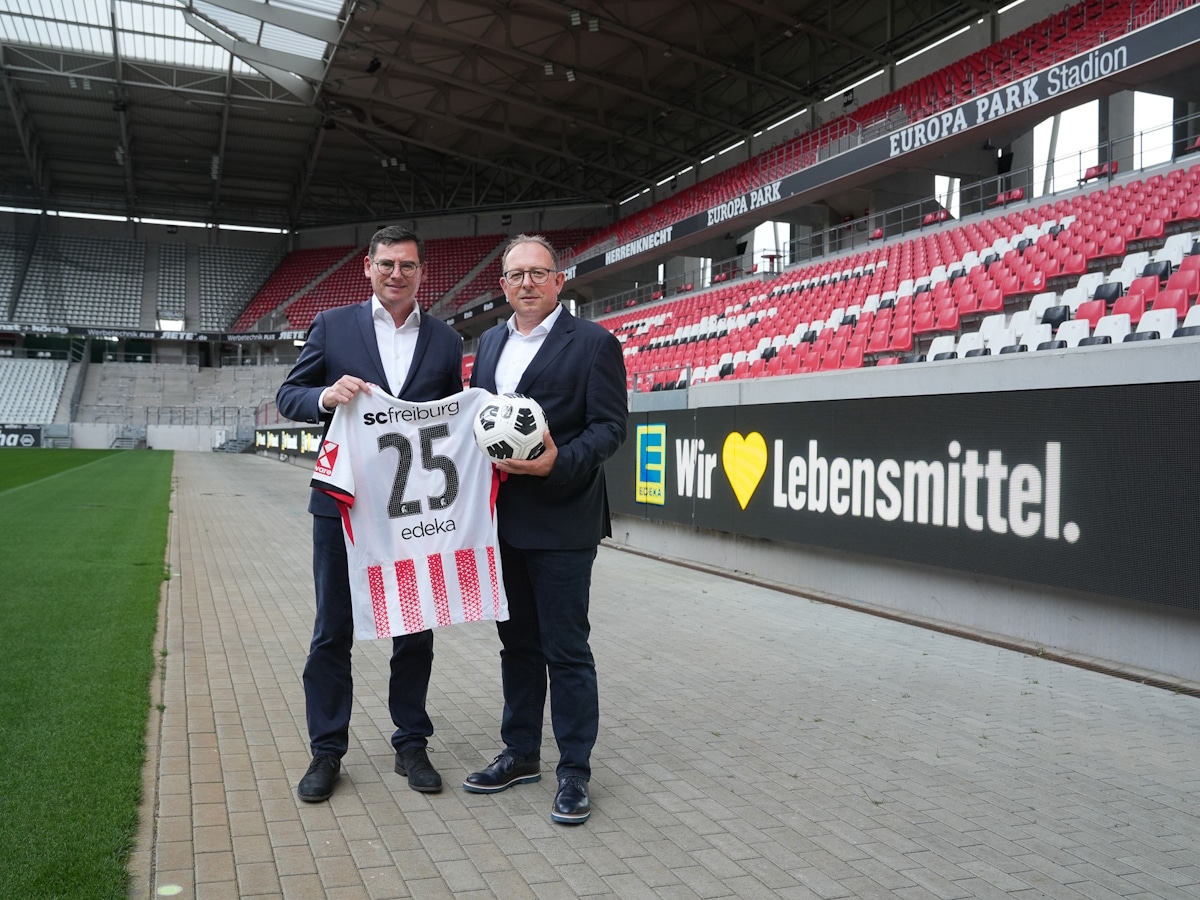 Zwei Personen im Stadion Freiburg