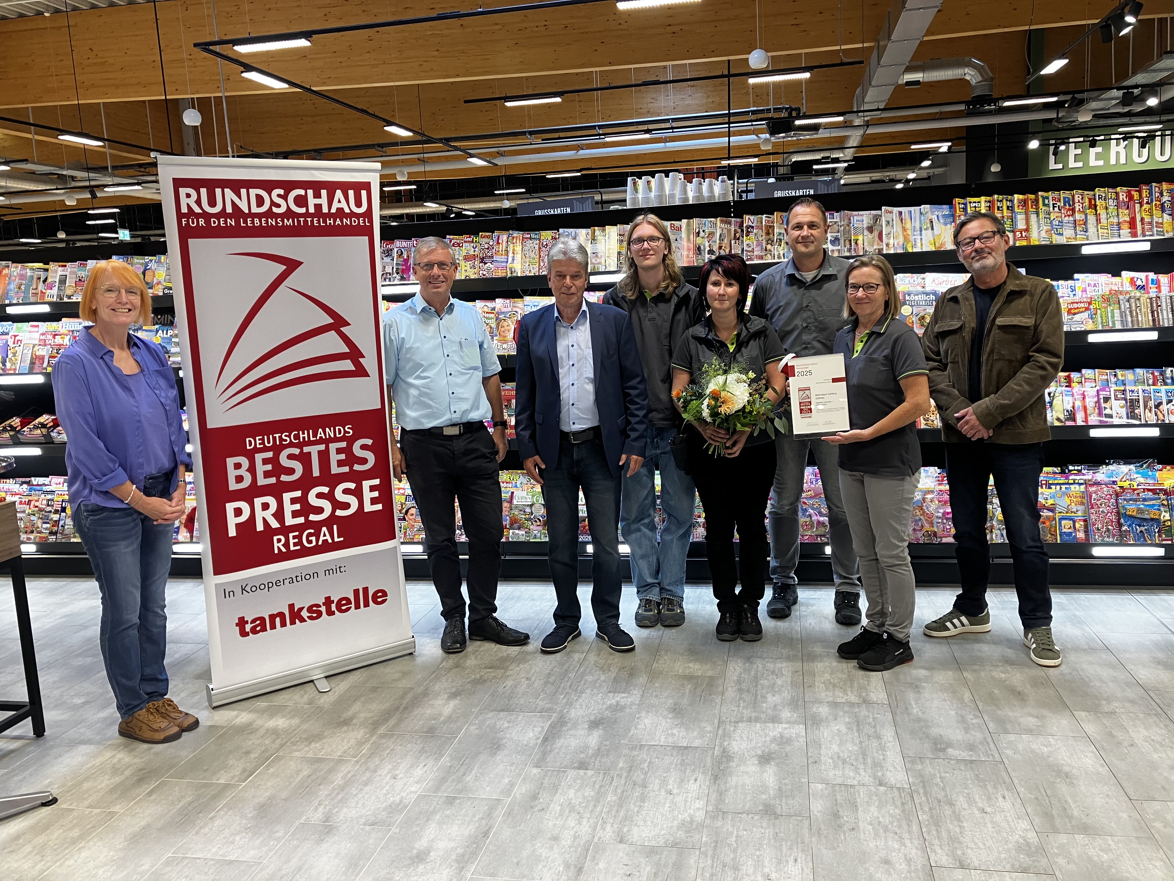 Vertreter der Auszeichnung "Deutschlands bestes Presseregal" übergaben die Trophäe an den MARKTKAUF Cottbus.