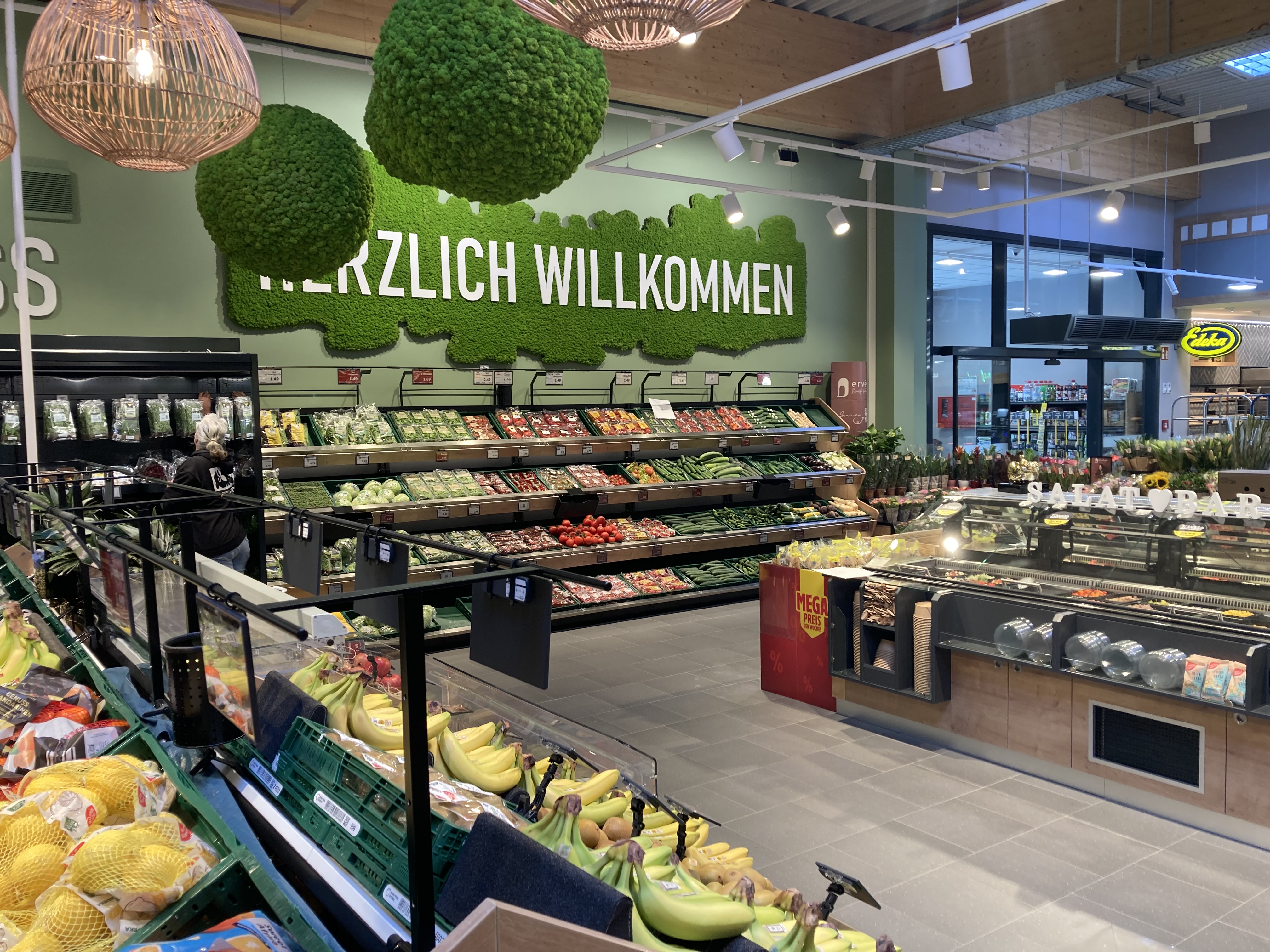 Obst- und Gemüseabteilung im EDEKA Dorbritz. An der Wand ist der Schriftzug "Herzlich Willkommen" zu sehen.
