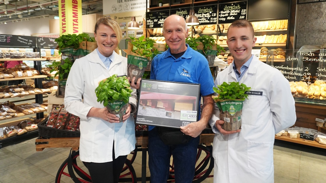 Drei Personen im Markt mit Kräutertöpfen