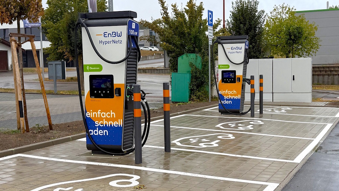 EnBW-Schnellladesäulen auf Parkplatz