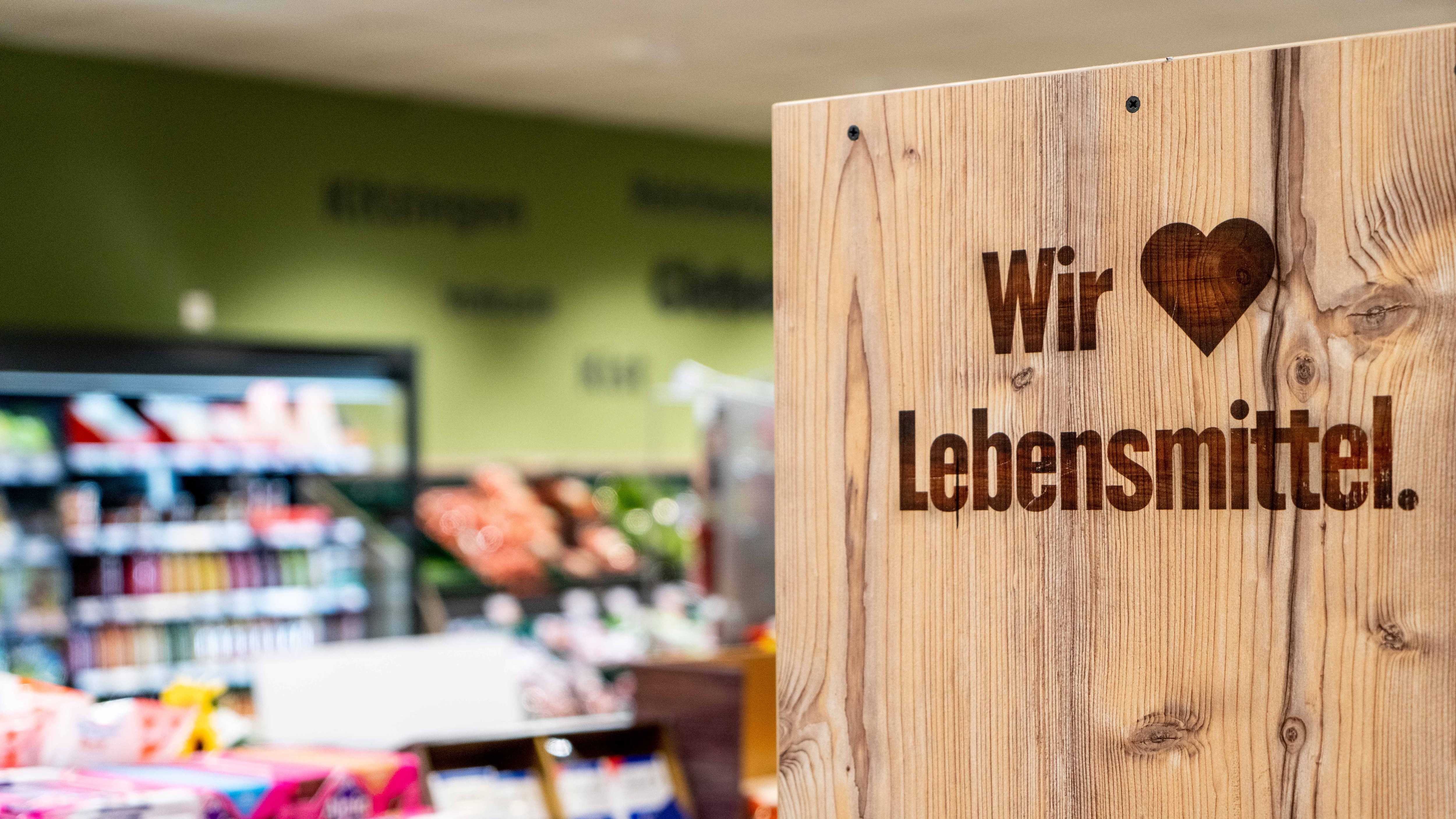 Schriftzug am Möbel im Markt