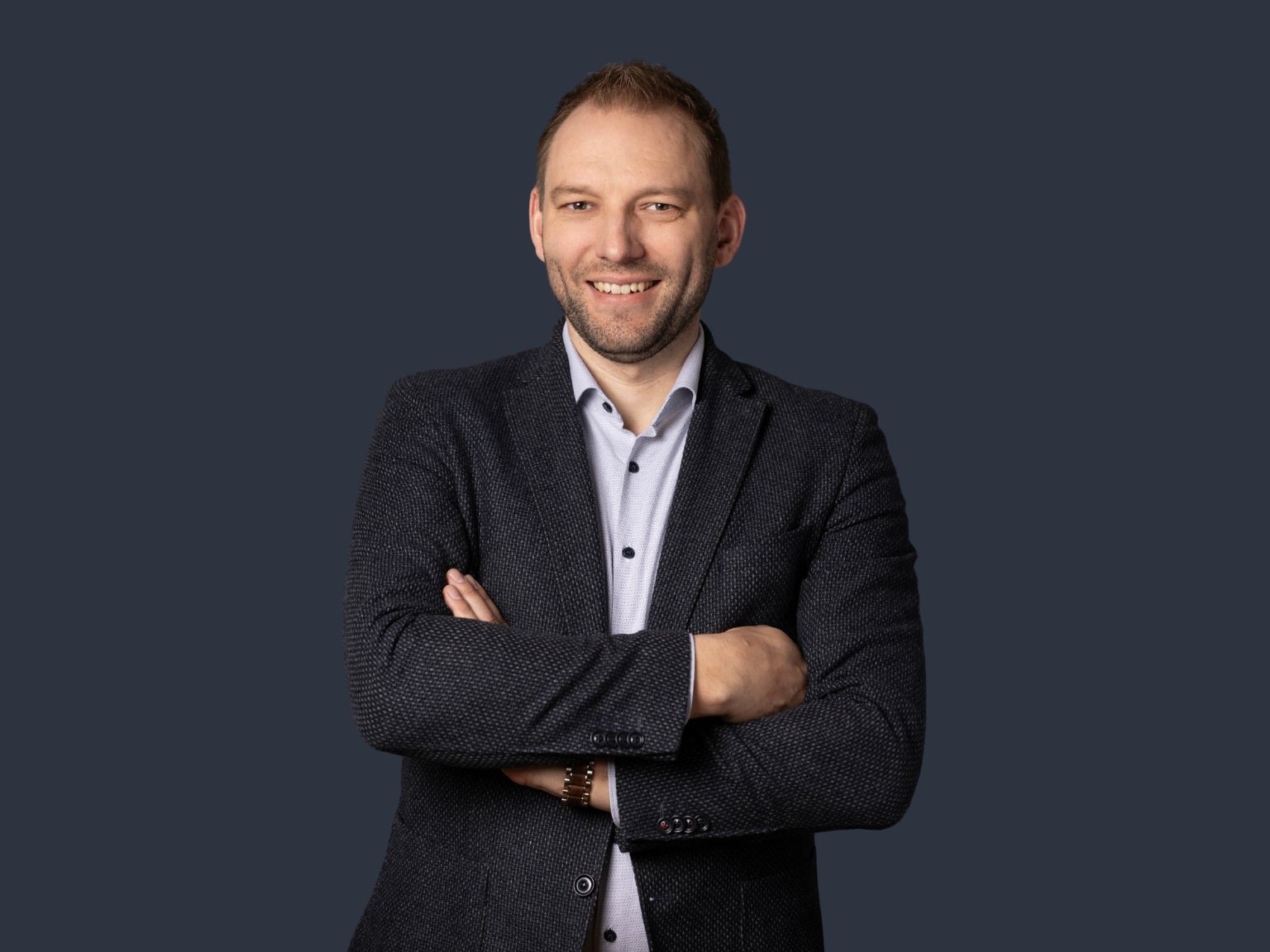 Geschäftsführer Tobias Breder lächelt in die Kamera.