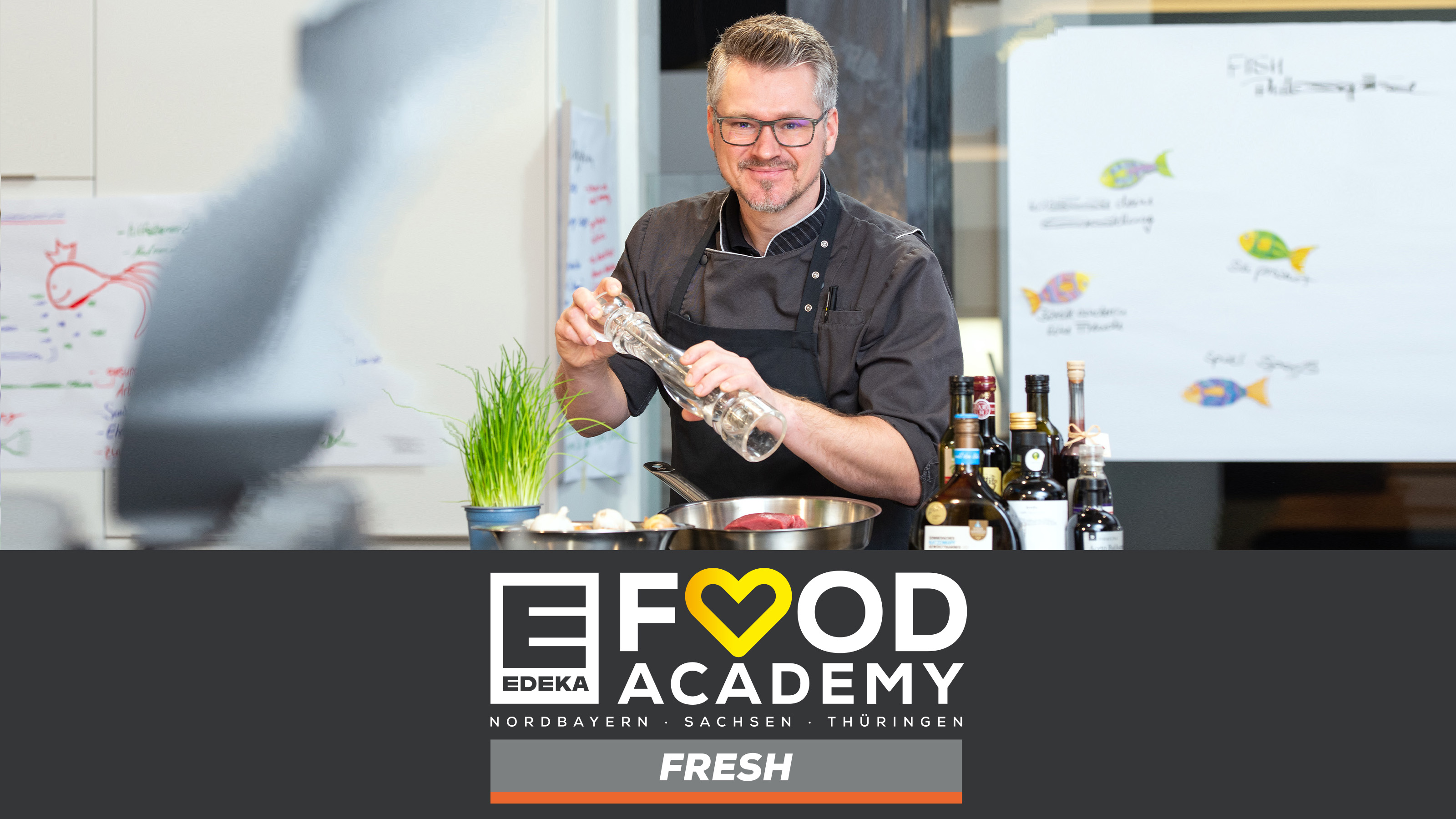 Mann mit Pfeffermühle in der Hand für den Bereich Food Academy Fresh