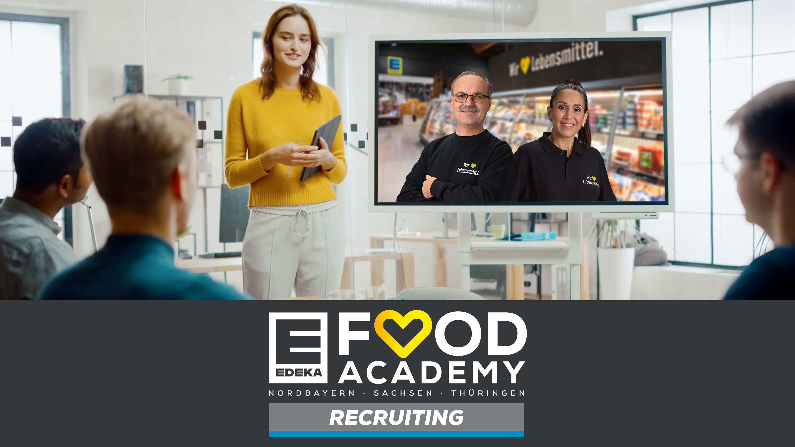 Frau neben Bildschirm für den Bereich Food Academy Recruiting