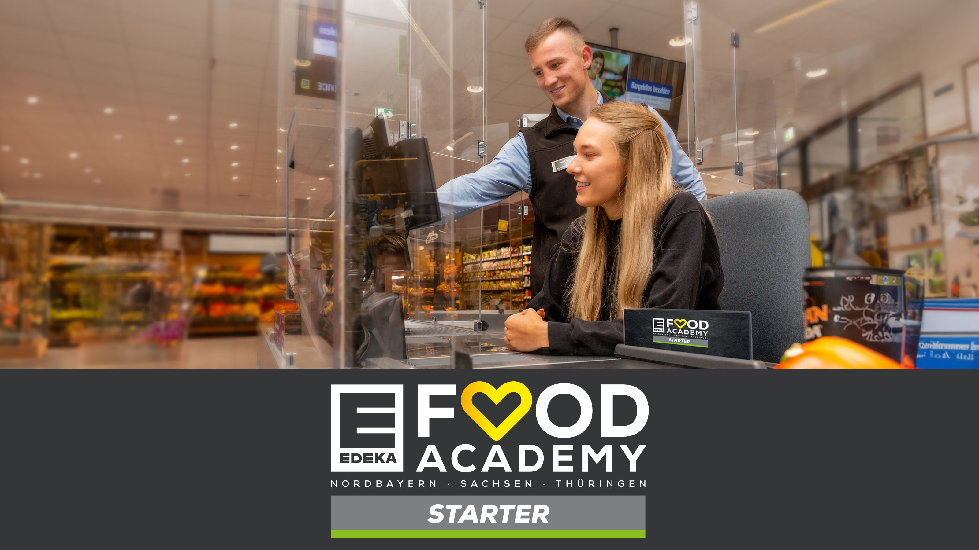 Azubine und Händler an Kasse für den Bereich Food Academy Starter