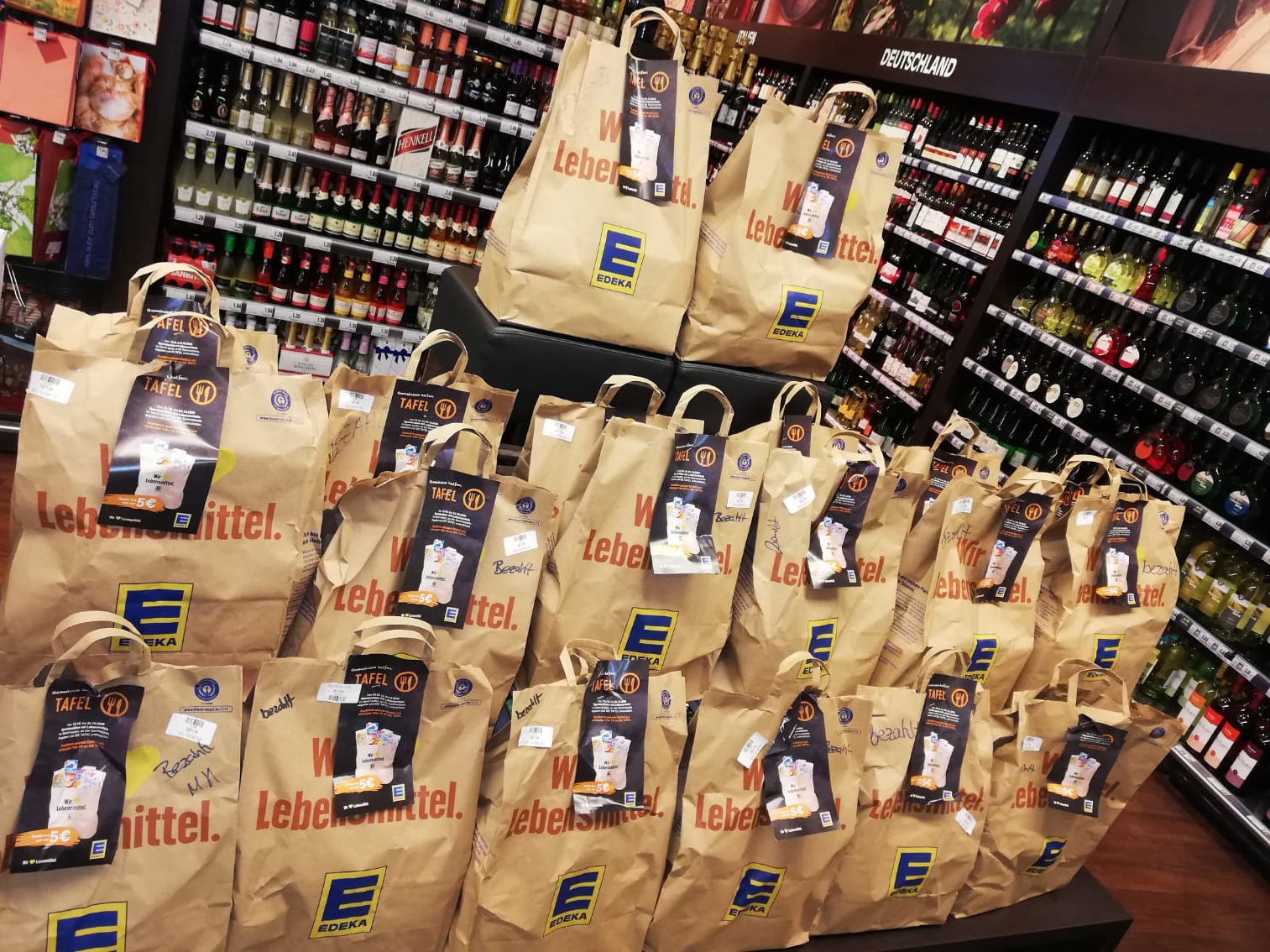 Viele Tüten der Tafel-Tüten Aktion im Edeka Markt