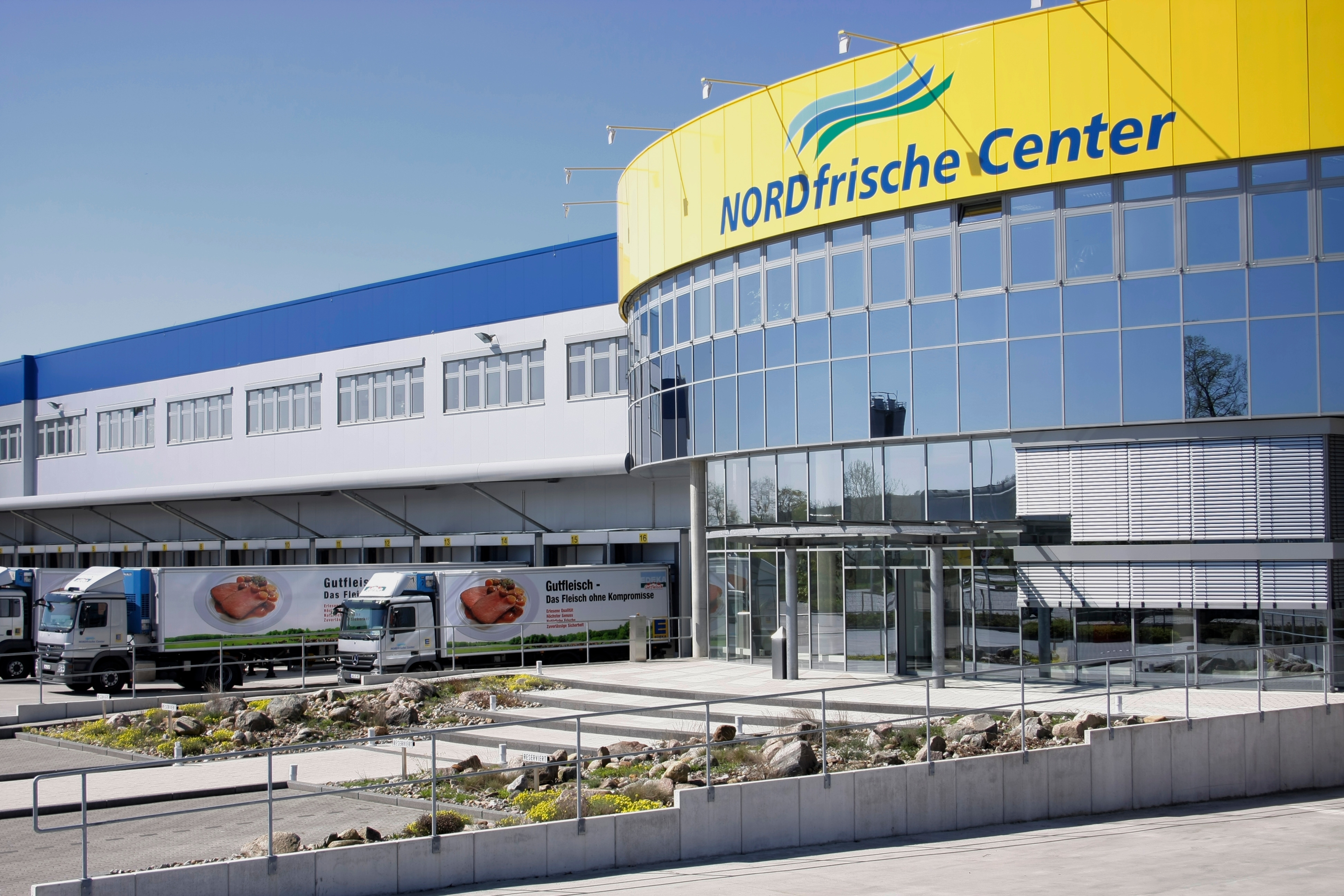 Die moderne Außenfassade des EDEKA Nord-Produktionsstandorts NORDfrische Center in Valluhn