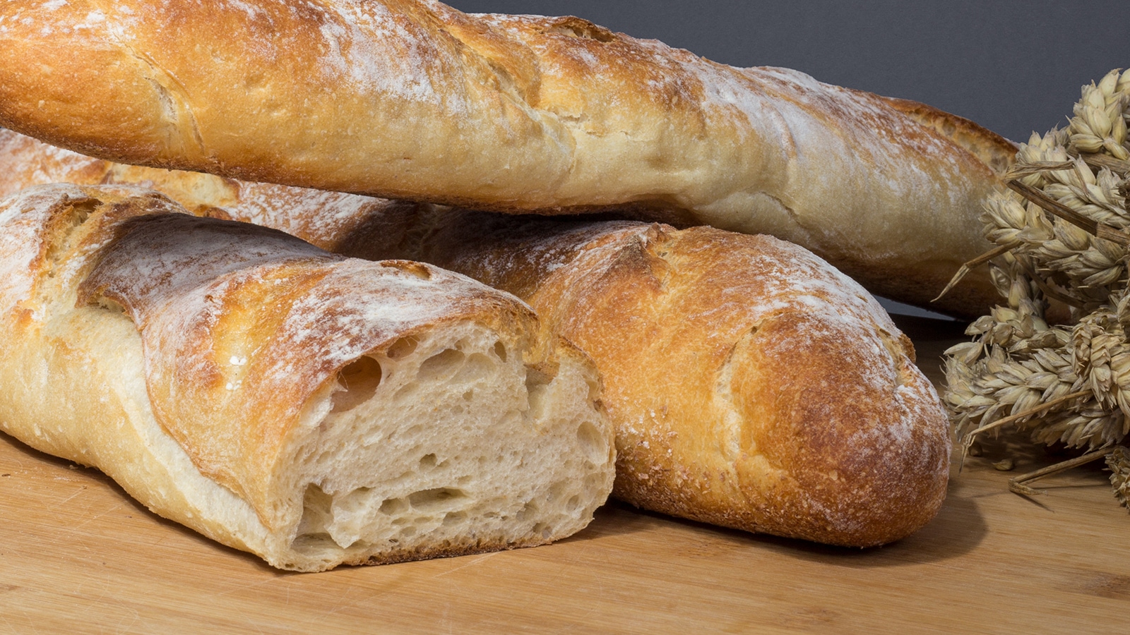 Knuspriges Baguette mit goldbrauner Kruste. 