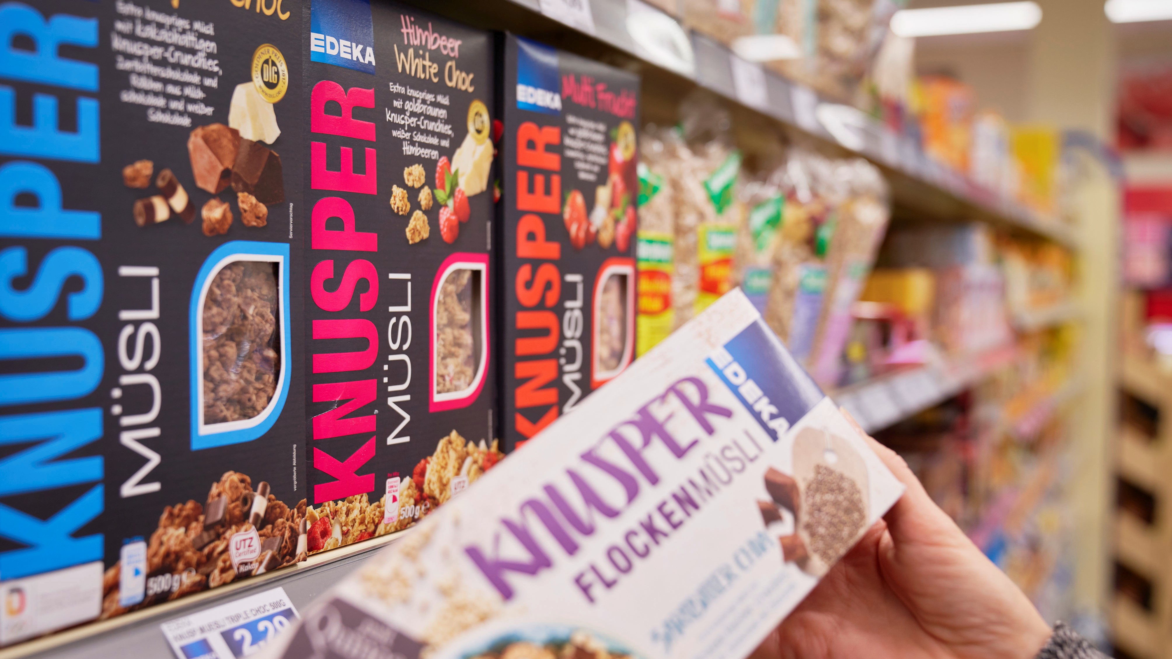 Knuspermüsli der EDEKA Eigenmarken im Regal