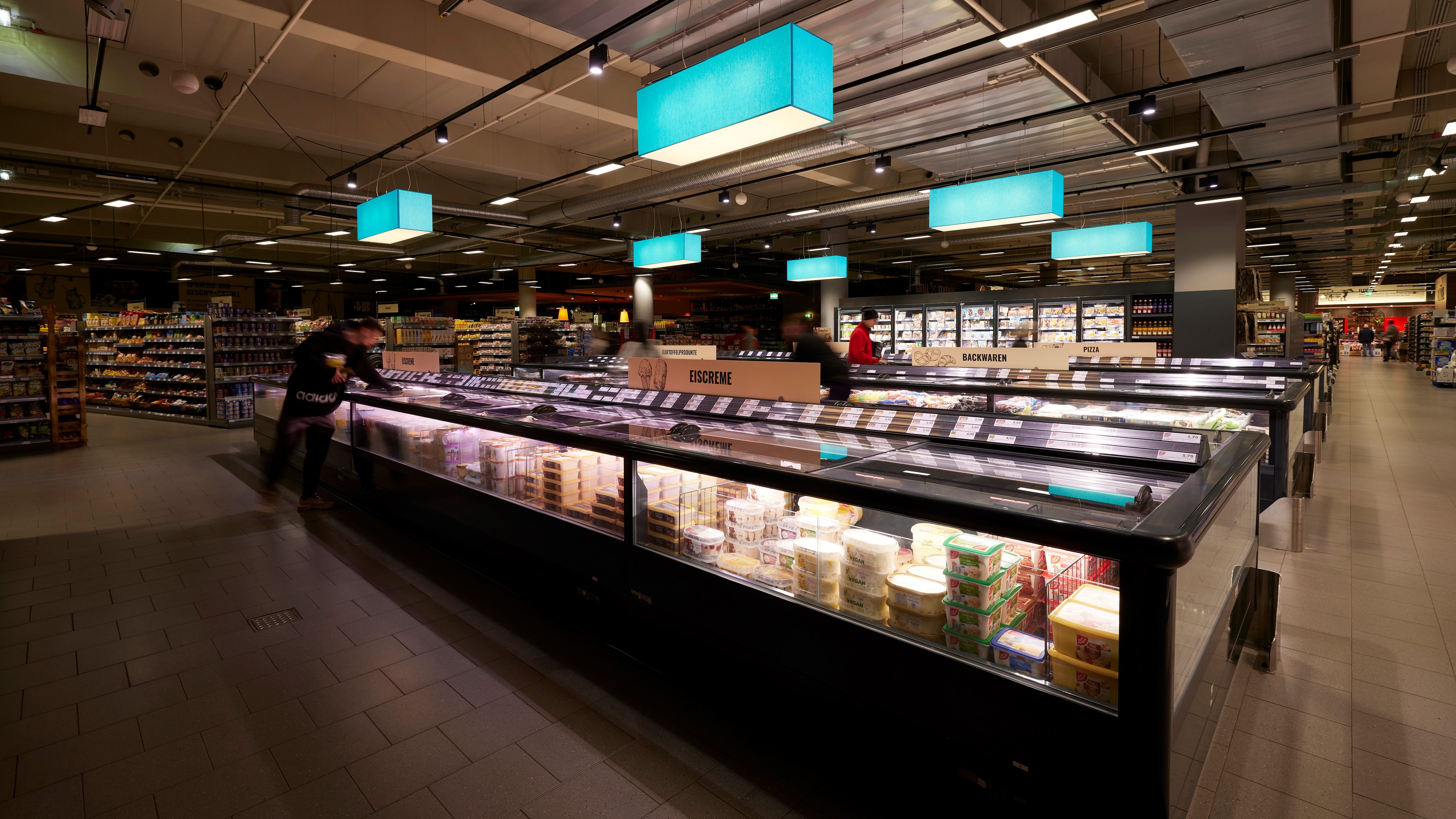 Ein Supermarkt, in dem die Lichter gedimmt sind.