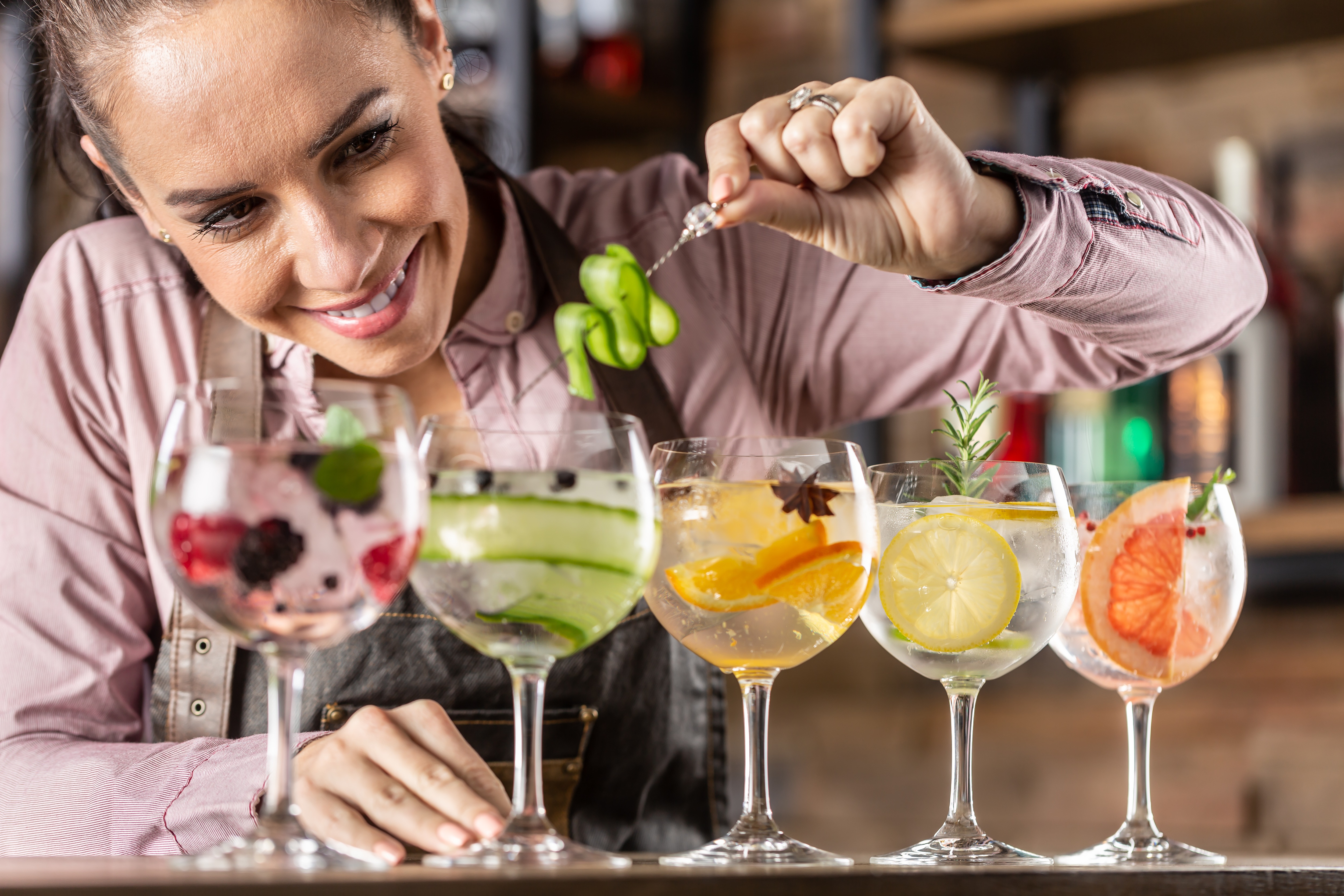Barkeeperin richtet Cocktails an
