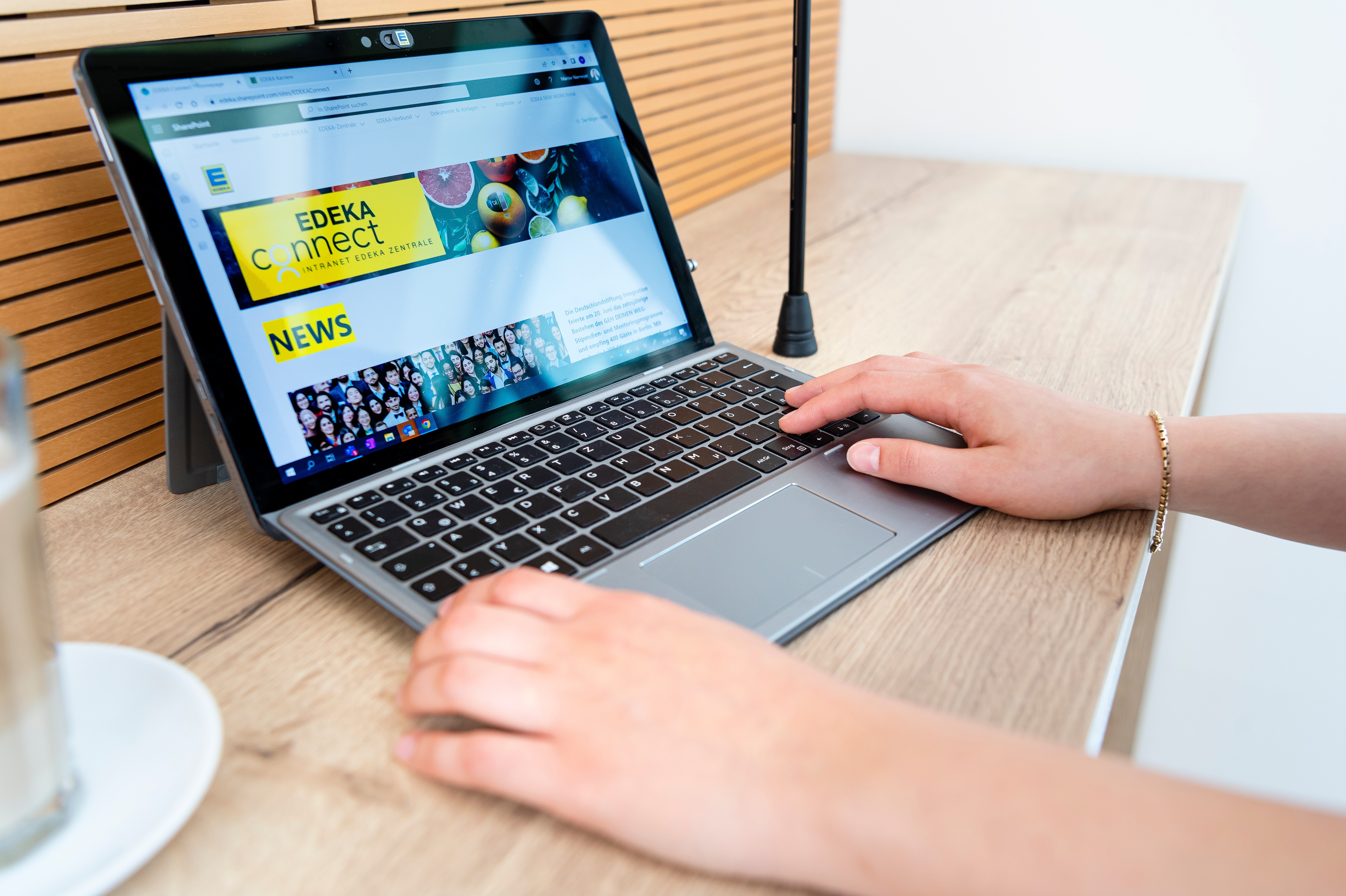 Jobabo der EDEKA-Zentrale einrichten - Haende am Laptop