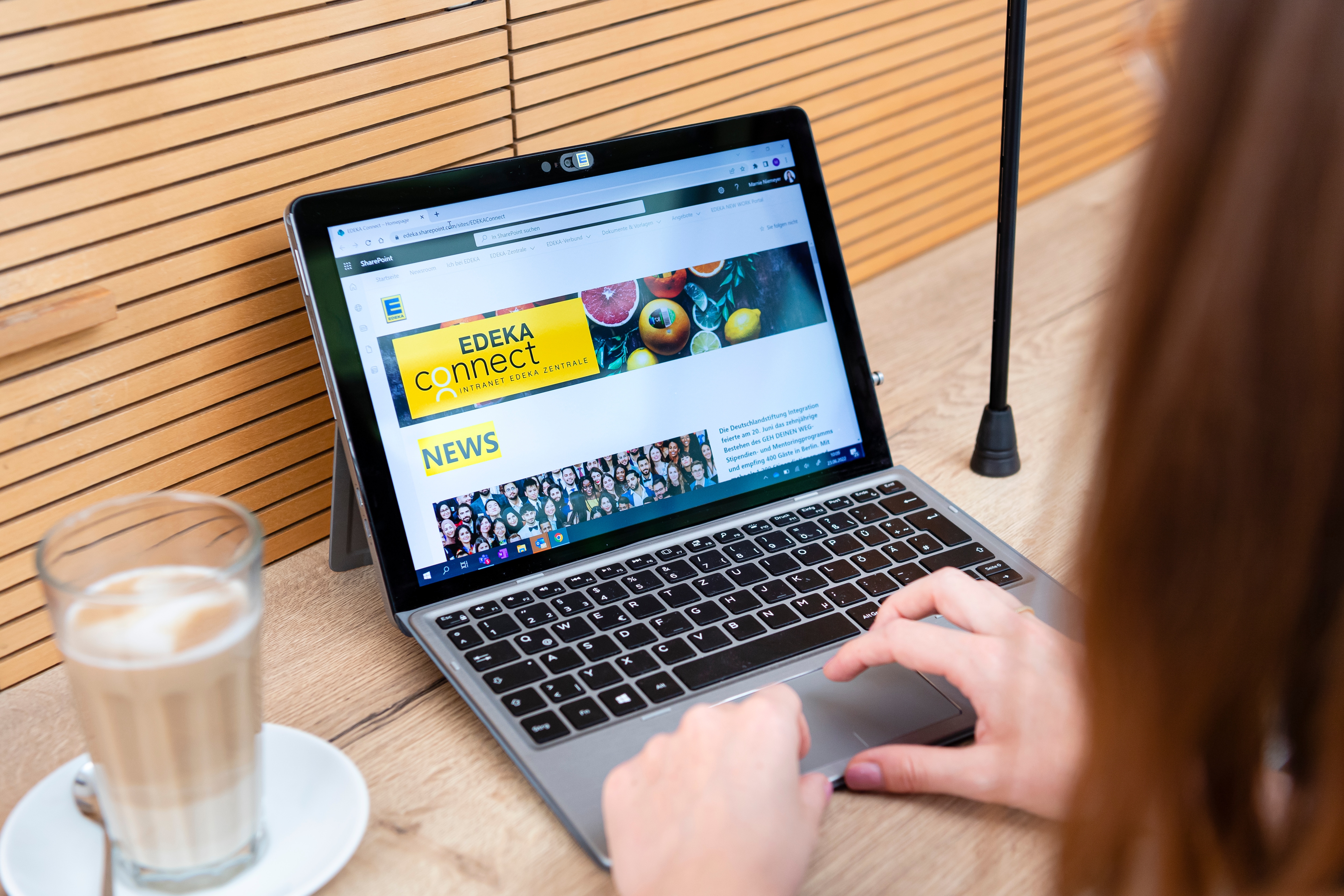 Tablet mit Tastatur. Auf dem Screen steht EDEKA connect.