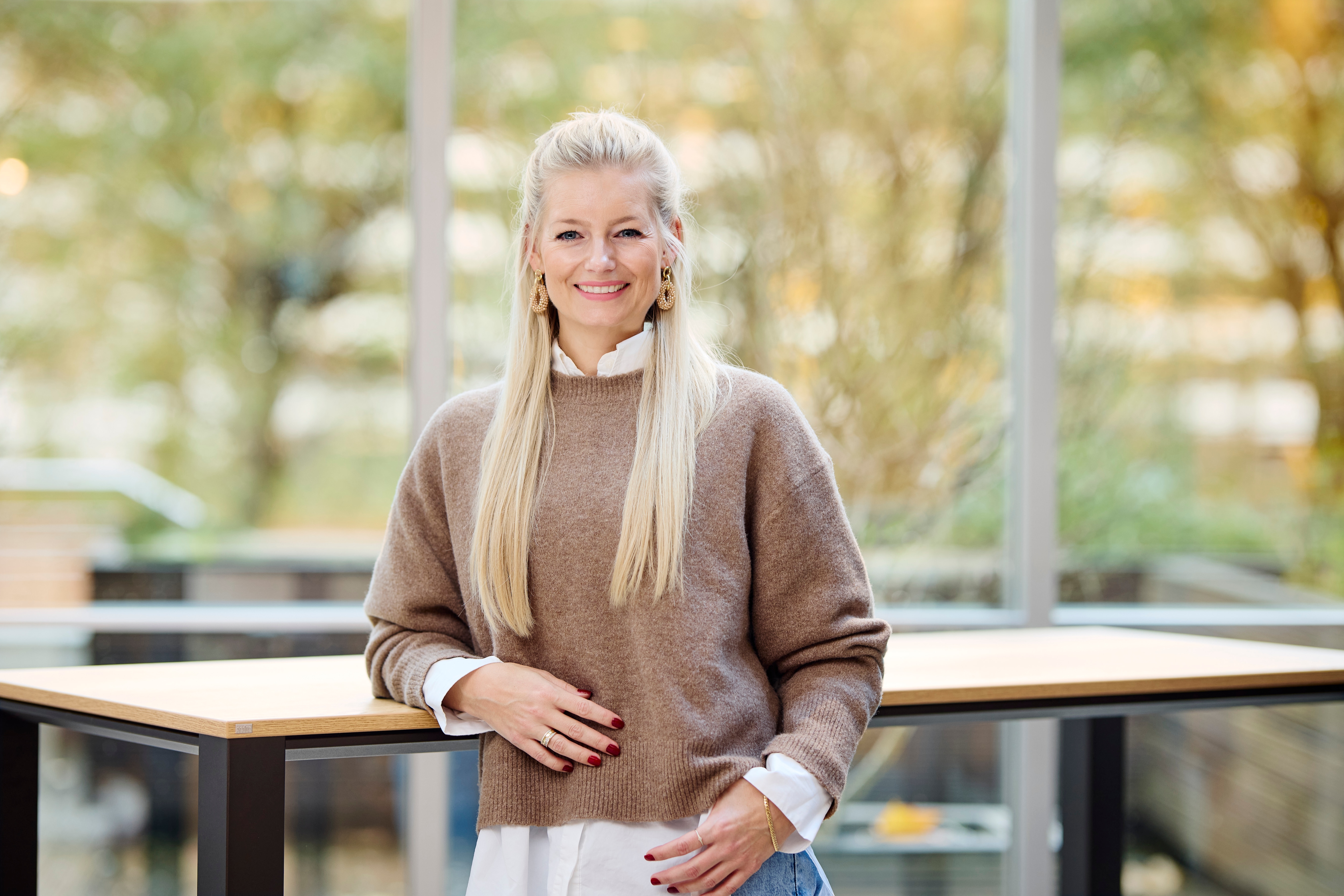 Julia Bösch im Portrait, schaut lächelnd in die Kamera