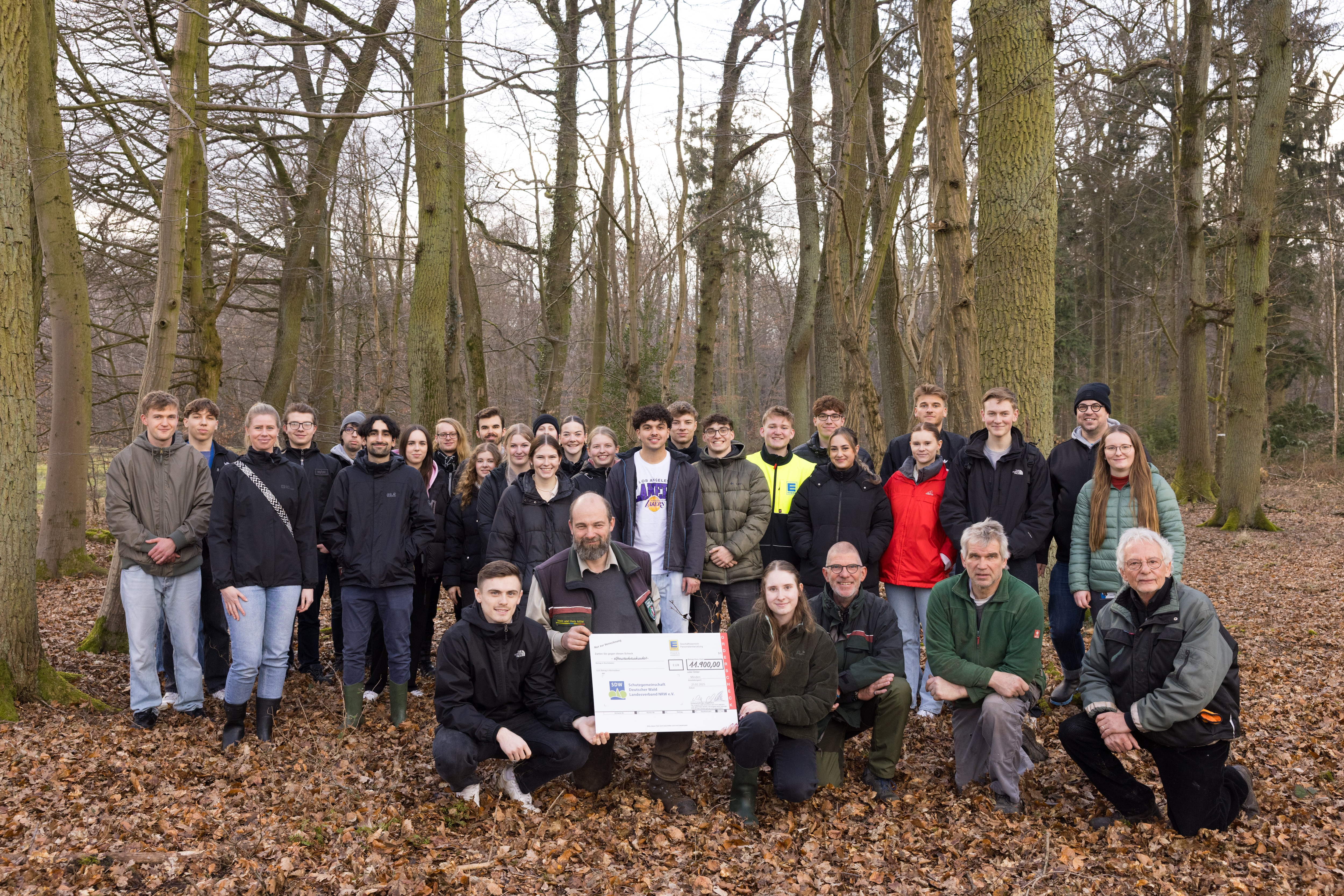 EDEKA Minden-Hannover Azubi-Baumpflanzaktion 2024 - Gruppenfoto aller Beteiligten mit Scheck