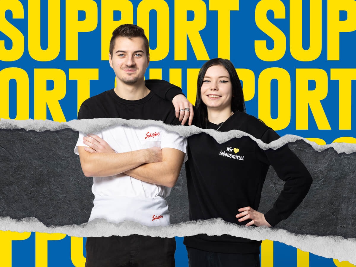2 Azubis (links: männlich, aus der Produktion; rechts: weiblich, aus der Logistik) vor dem Hintergrund "Support"