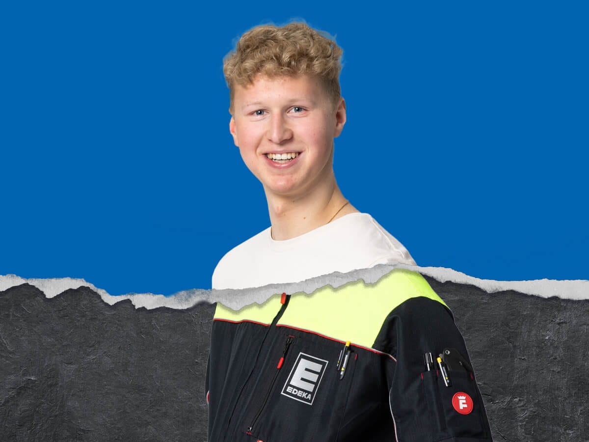 Azubi aus der Logistik vor blauem Hintergrund und mit Risskante