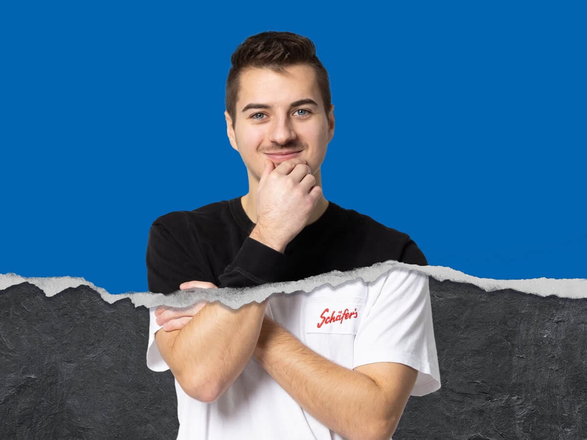 Azubi aus der Produktion vor blauem Hintergrund und mit Risskante