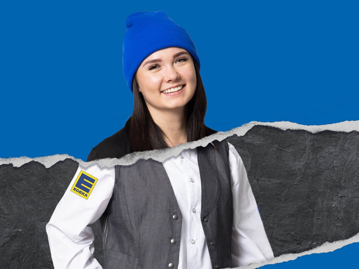 Azubine aus dem Einzelhandel vor blauem Hintergrund und mit Risskante