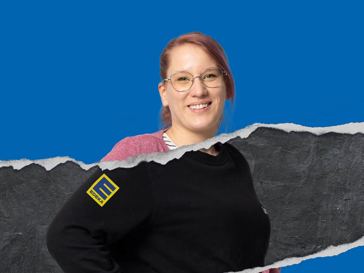 Azubine aus der Produktion vor blauem Hintergrund mit Risskante