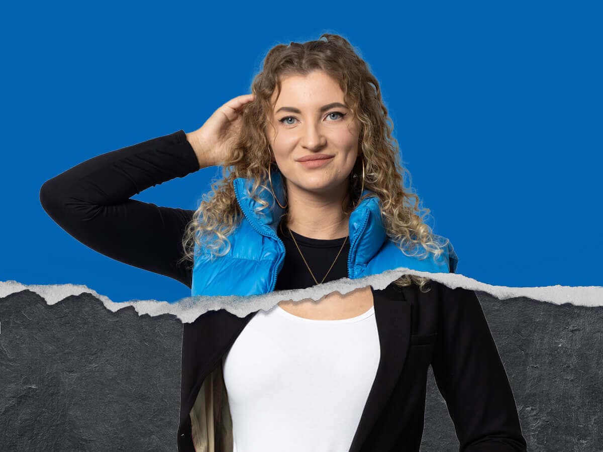 Azubine aus dem Großhandel vor blauem Hintergrund mit Risskante