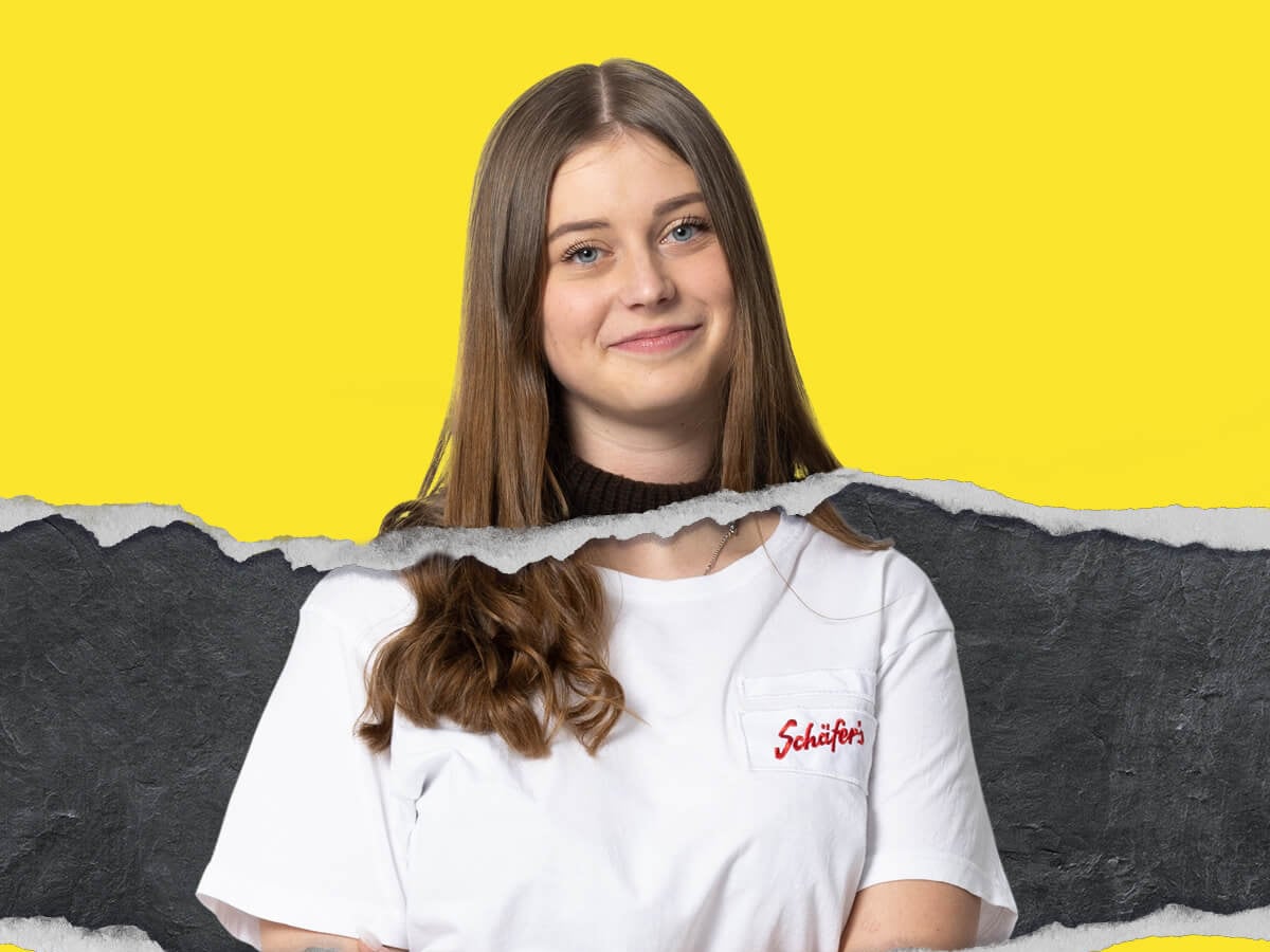 Azubine aus der Produktion vor gelben Hintergrund mit Risskante