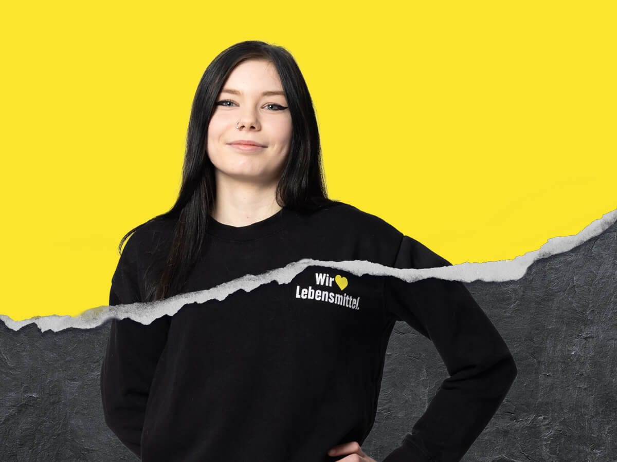 Azubine aus der Logistik vor gelben Hintergrund mit Risskante
