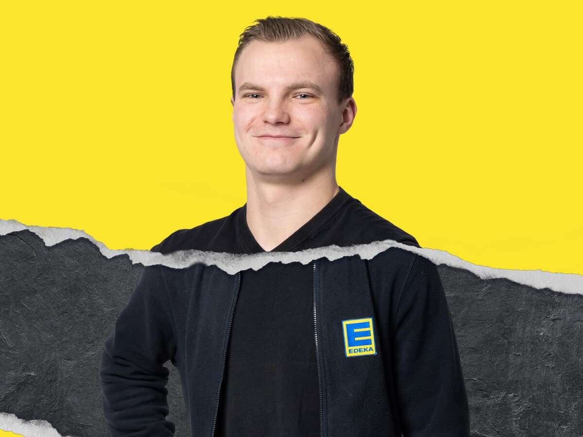 Azubi aus der Logistik vor gelbem Hintergrund mit Risskante