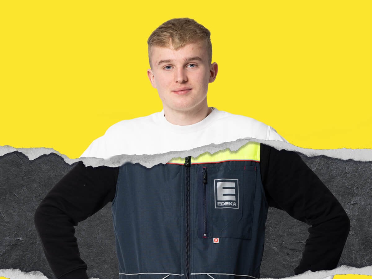 Azubi aus der Logistik vor gelbem Hintergrund mit Risskante