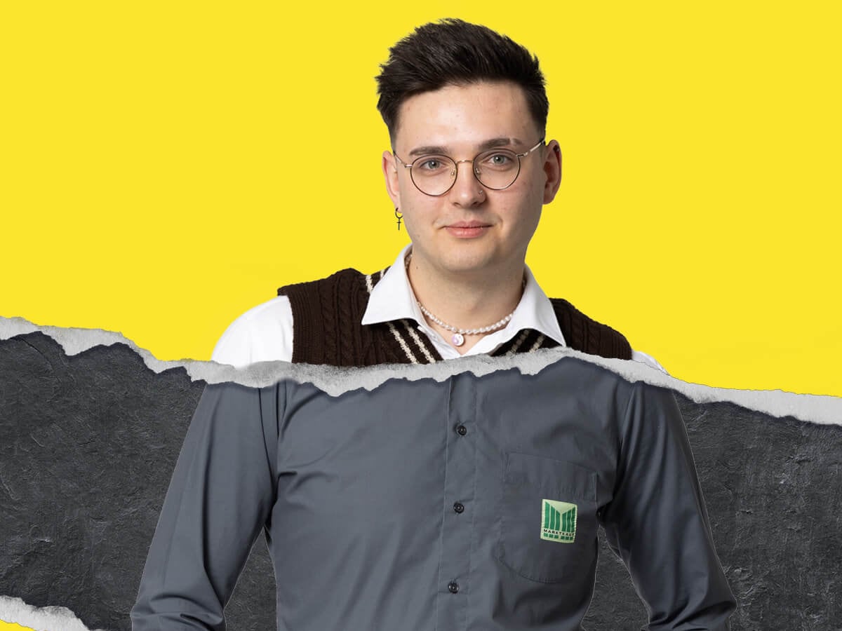 Azubi aus dem Einzelhandel vor gelbem Hintergrund mit Risskante