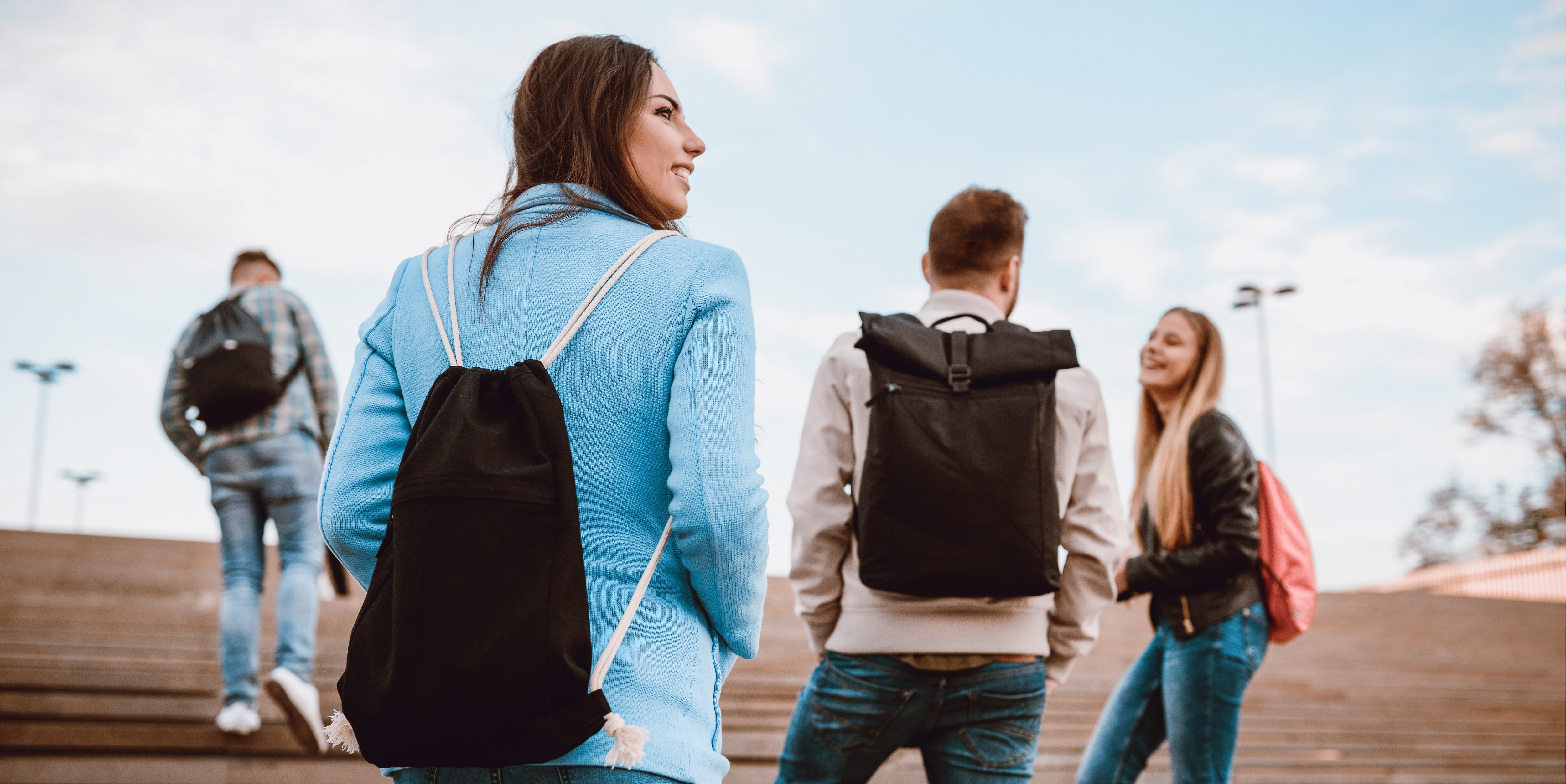 Urbane, junge Menschen mit einem Rucksack
