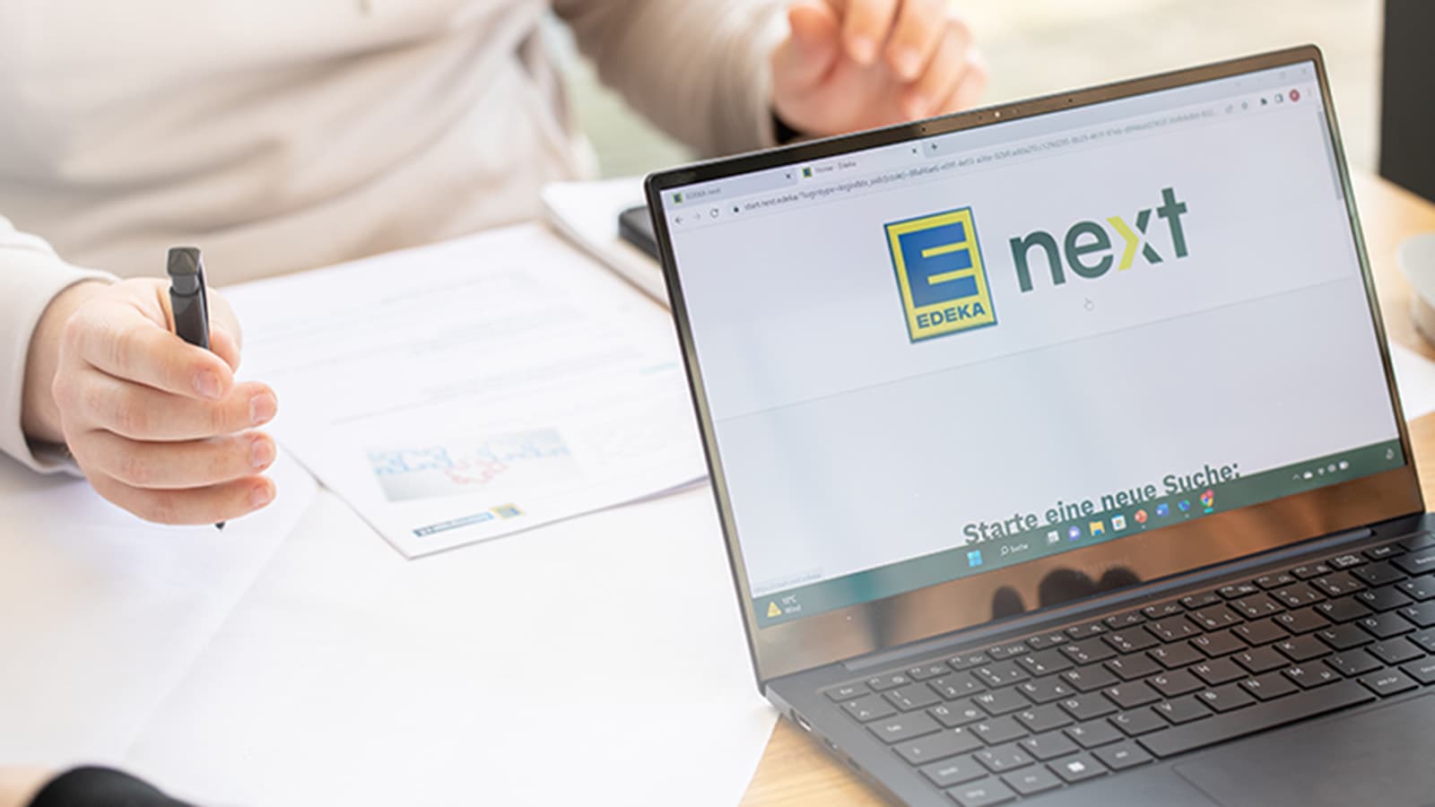 Offener Laptop mit dem Programm EDEKA next zum digitalen lernen