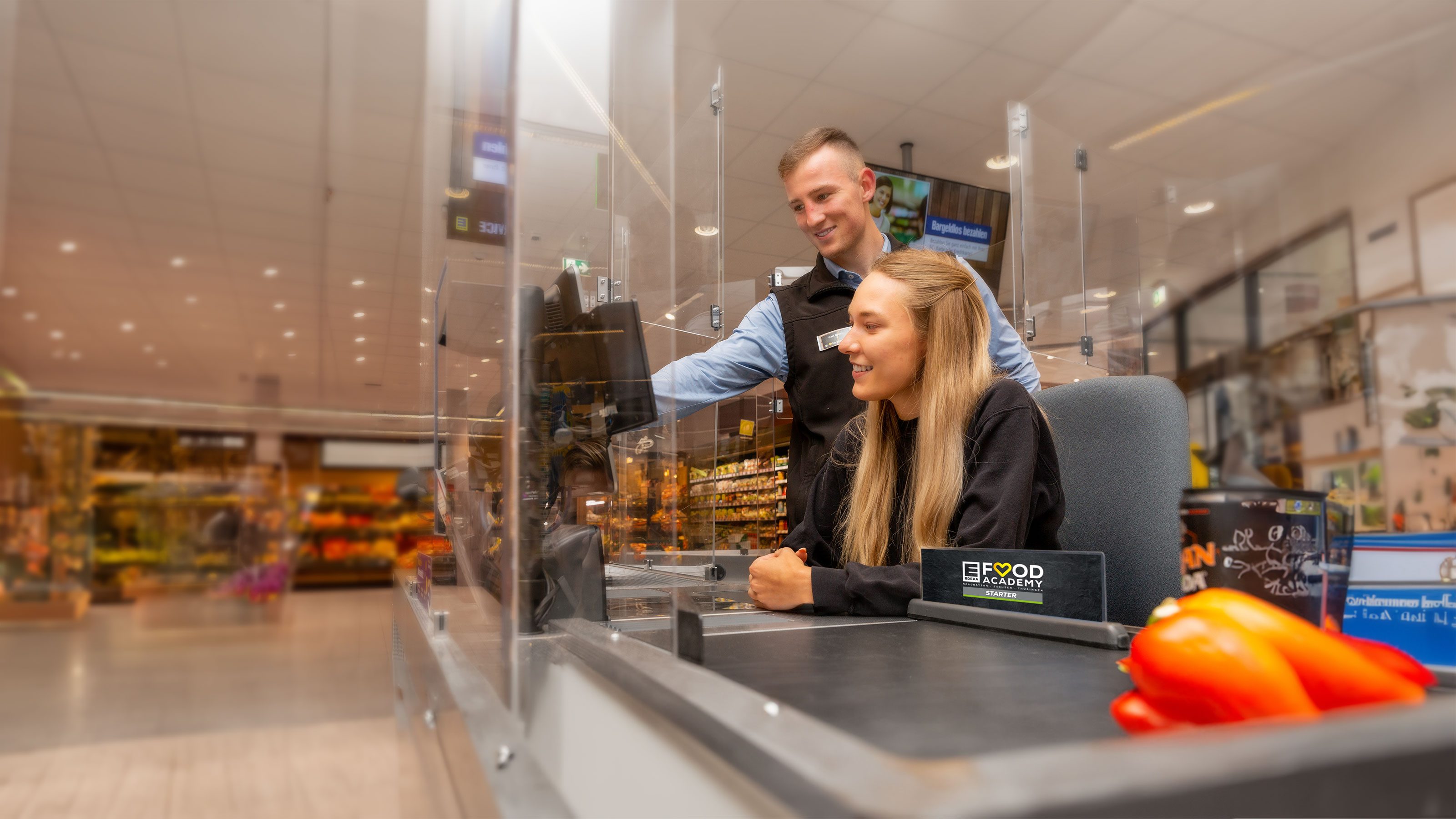 Azubine und Händler an Kasse