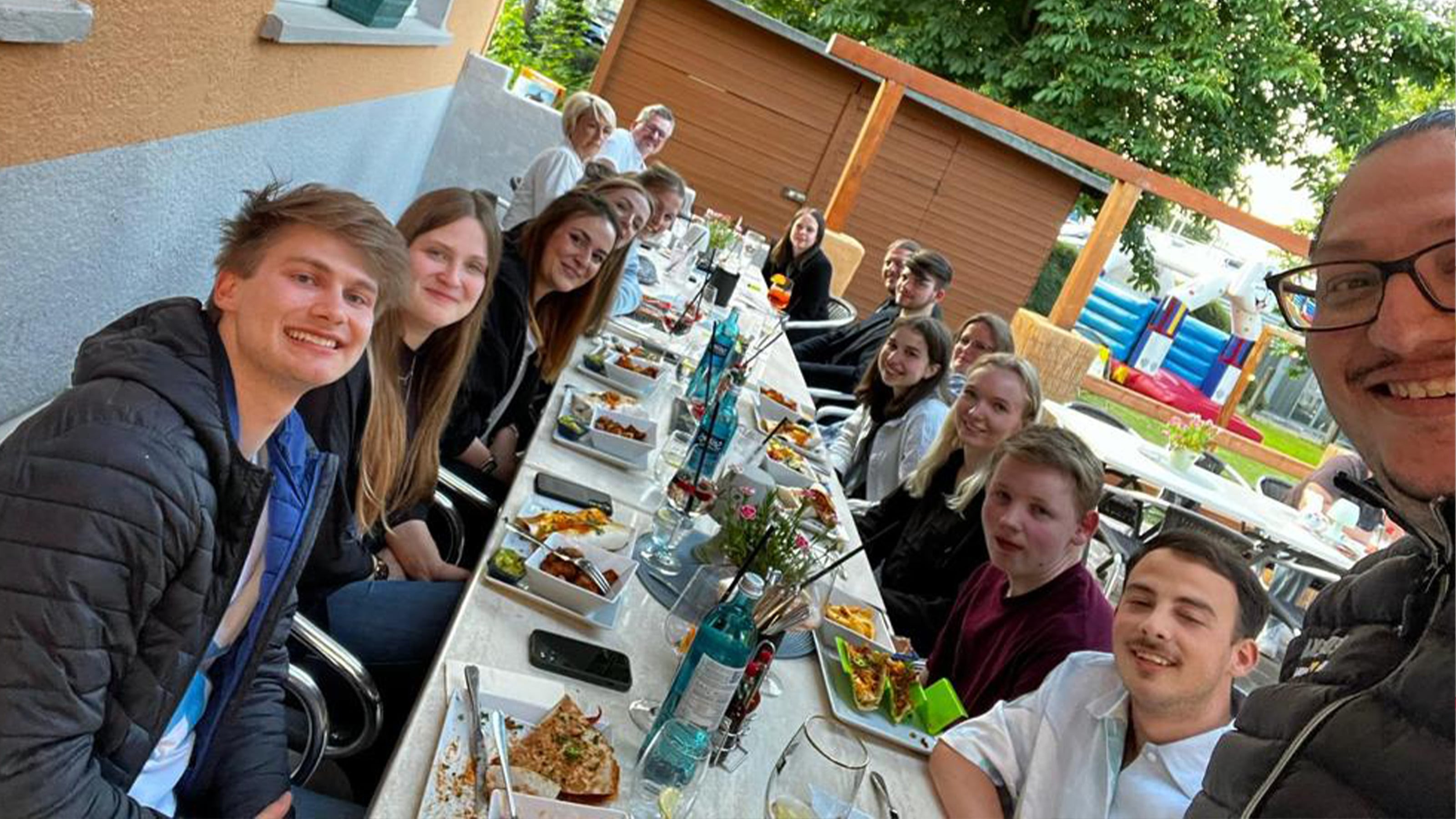 Gruppenfoto an gedecktem Tisch