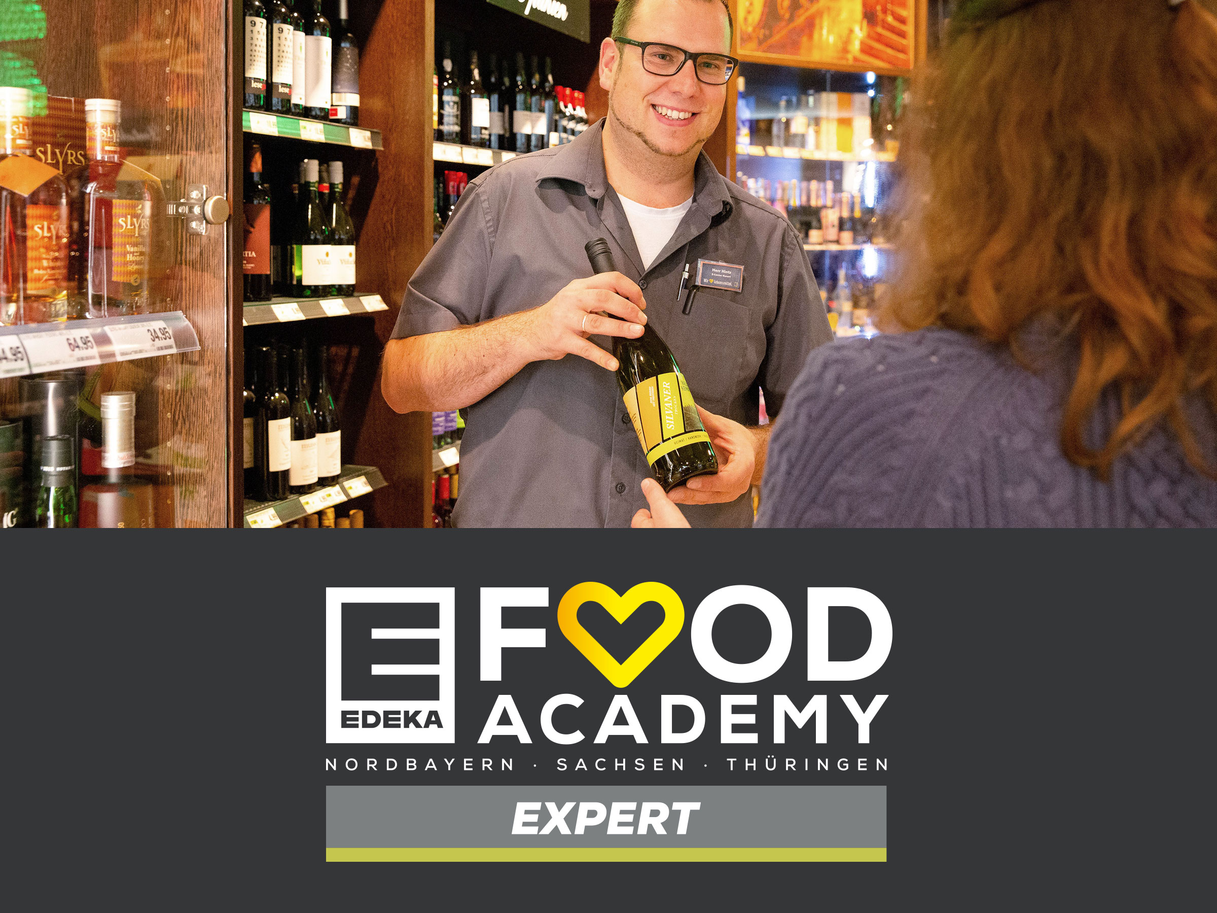 Weinsommelier bei Kundenberatung für den Bereich Food Academy Expert