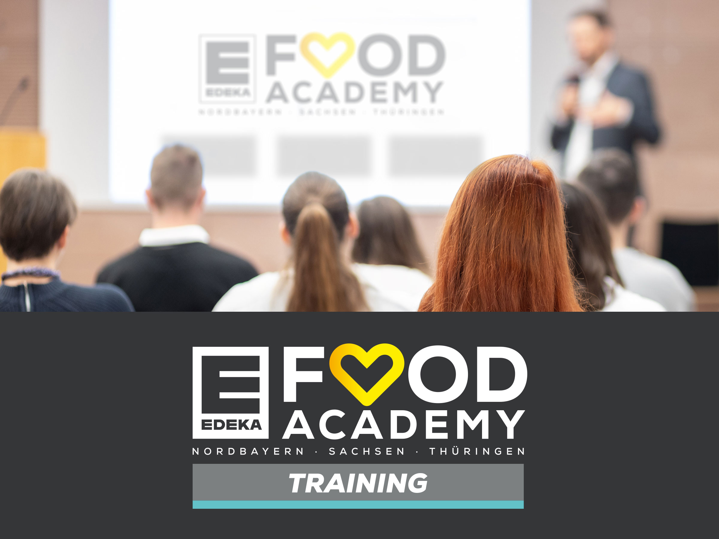 Mehrere Leute bei einem Vortrag  mit großer Leinwand für den Food Academy Bereich Training
